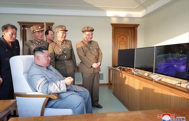 Nhà lãnh đạo Triều Tiên Kim Jong-un (trái, phía trước) thị sát một vụ phóng tên lửa chiến thuật mới. Ảnh: Yonhap/TTXVN
