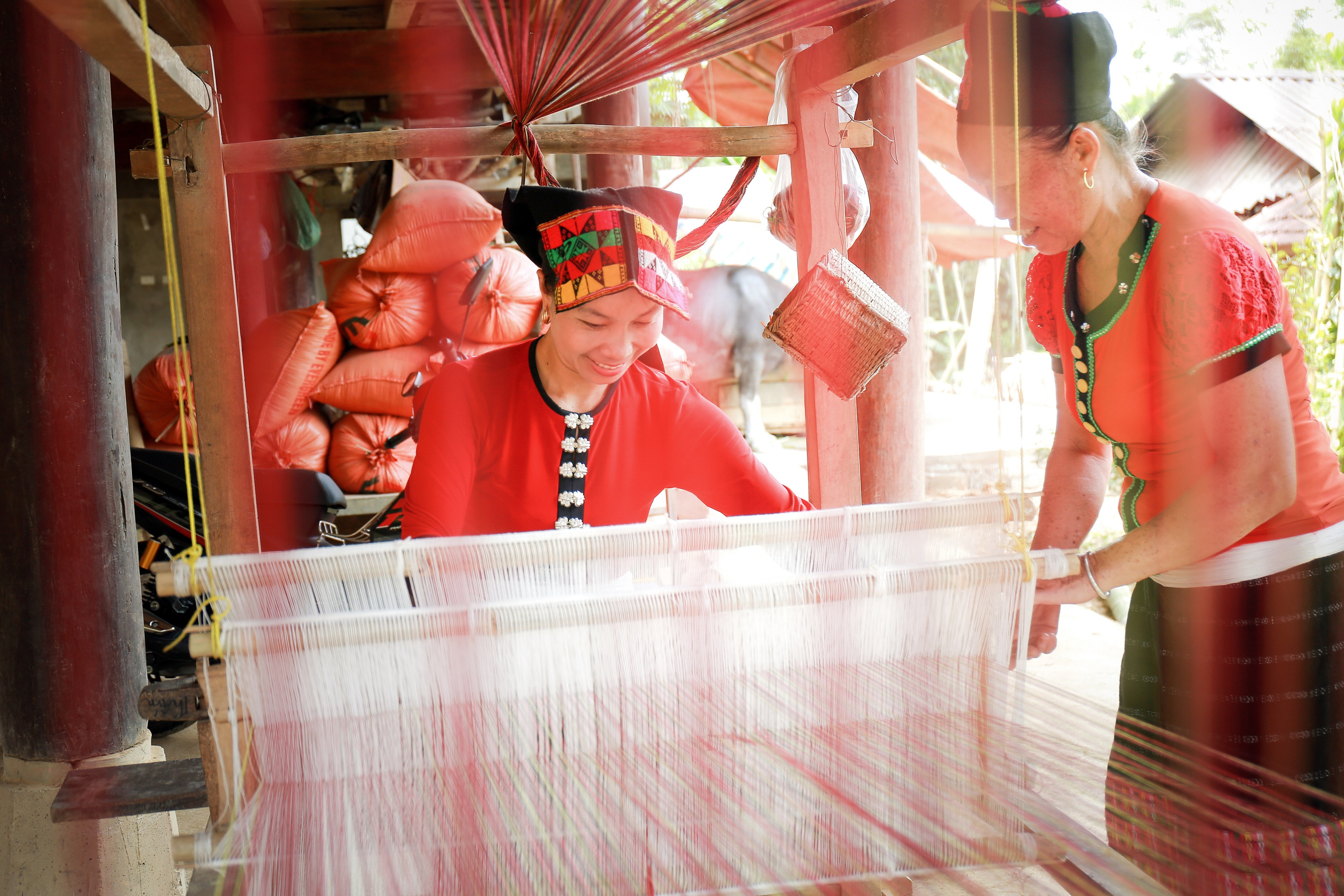 Phụ nữ dân tộc Thái ở nhiều địa phương bảo tồn và phát huy nghề dệt truyền thống. Ảnh: Sách Nguyễn