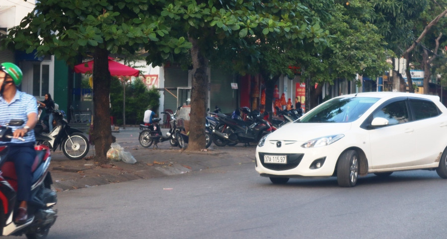 Trên đường Lê Hồng Phong đã không còn tình trạng người dân dùng cho xe ô tô đậu trước cửa hàng đã được dẹp bỏ hoàn toàn, người đi đường thuận tiện, an toàn hơn.