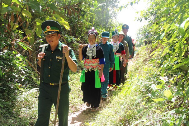 Cán bộ, chiến sỹ Đồn BP Na Loi và người dân xã Đoọc Mạy (Kỳ Sơn) tham gia bảo vệ biên giới. Ảnh tư liệu: Hoài Thu