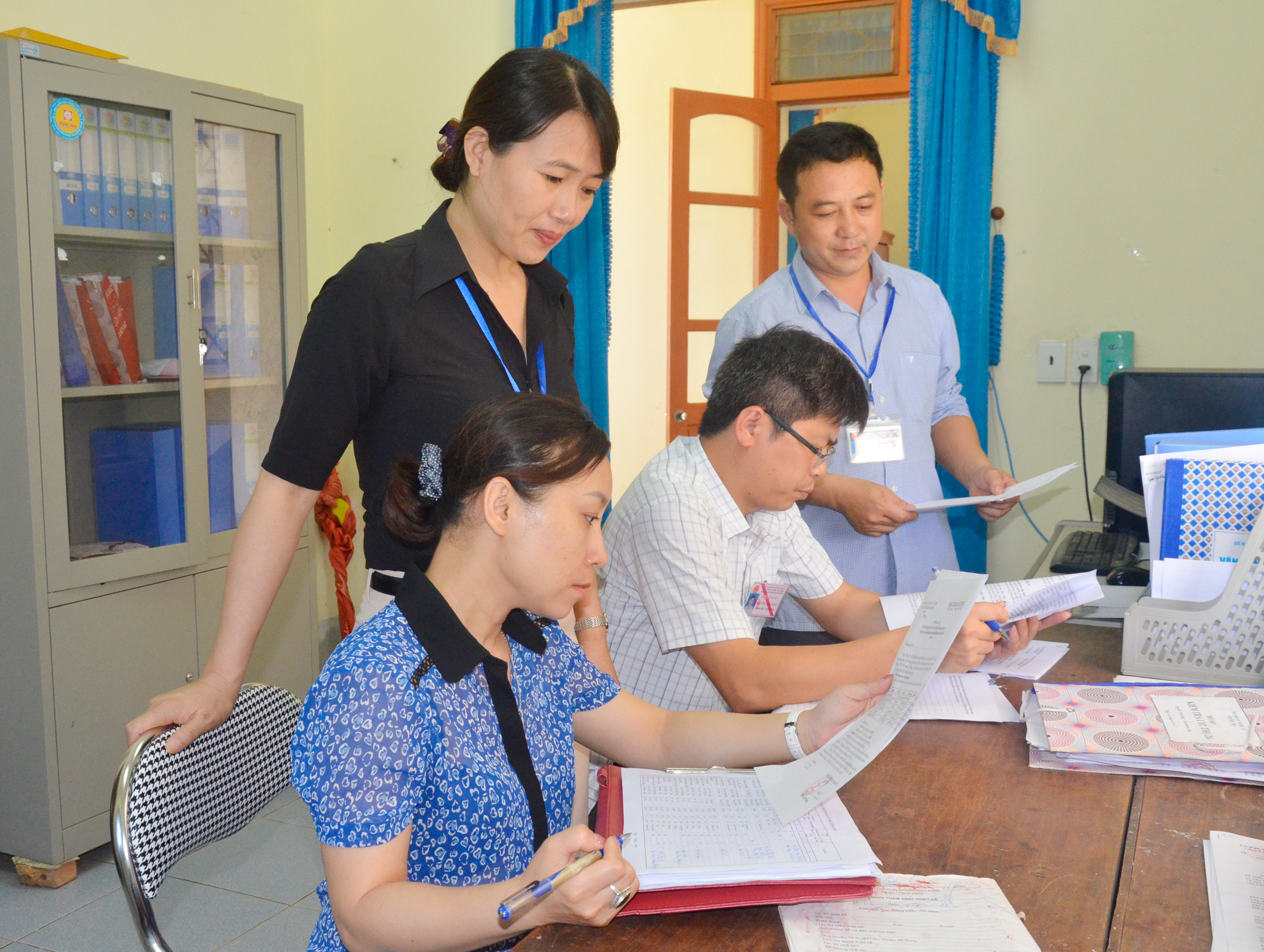 Cán bộ Sở Nội vụ kiểm tra việc giải quyết TTHC tại xã Văn Lợi (Quỳ Hợp). Ảnh Lê Thanh