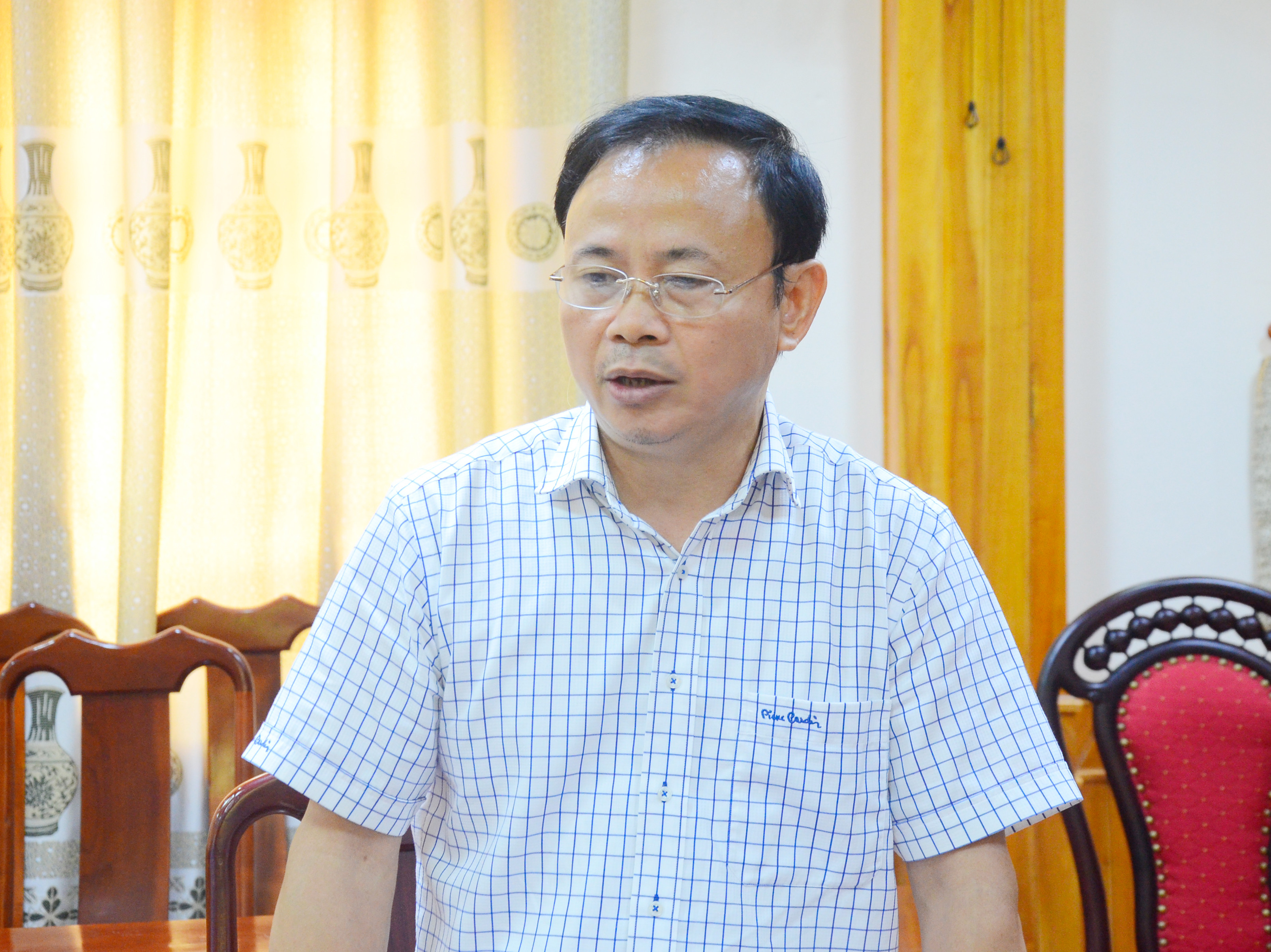 Phó Chủ tịch UBND huyện Thanh Chương Nguyễn Hữu Hiền báo cáo kết quả thực hiện công tác CCHC của huyện. Ảnh: Lê Thanh