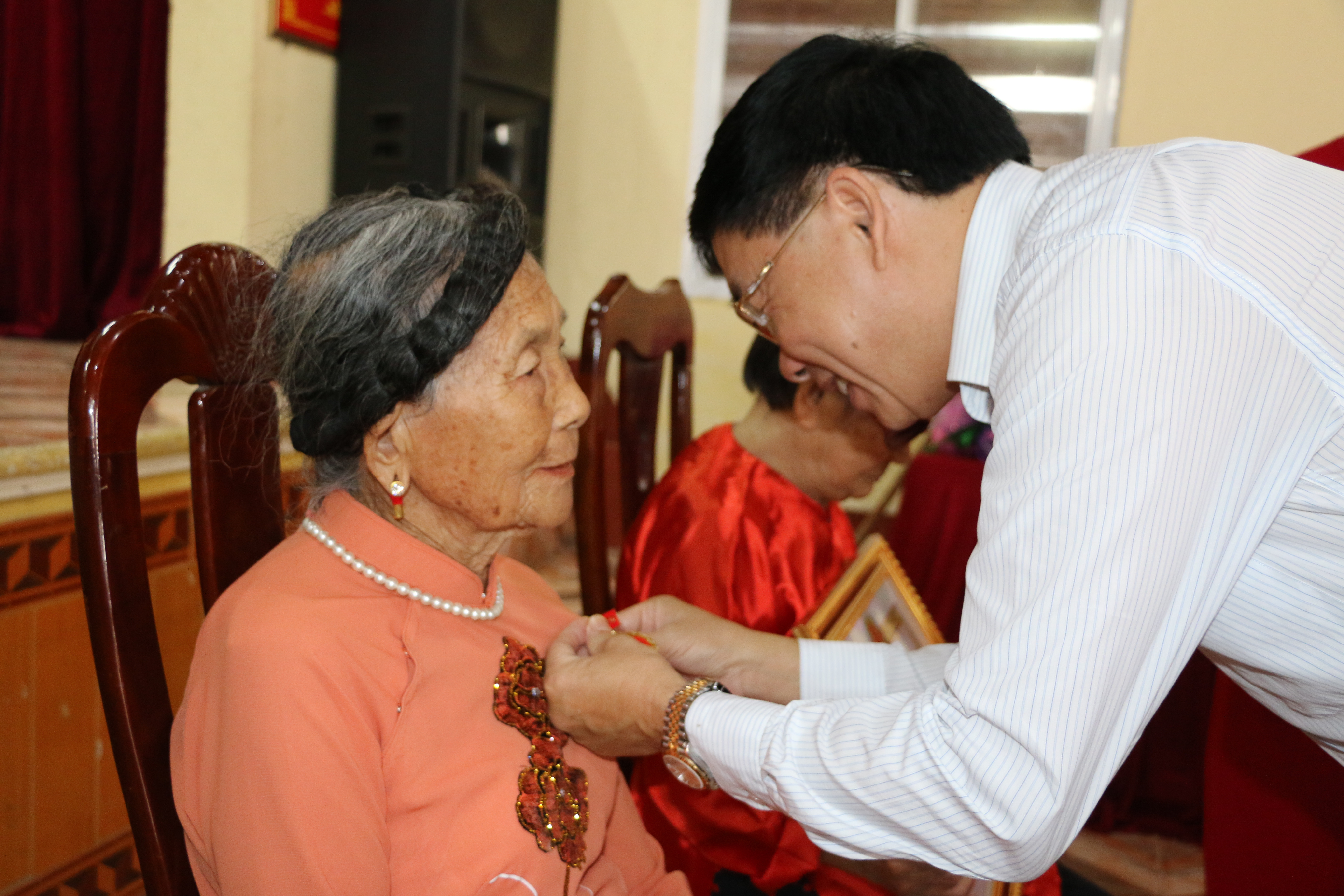 Phó Bí thư Tỉnh ủy Nguyễn Văn Thông trao Huy hiệu 70 tuổi Đảng cho các đảng viên. Ảnh: Hữu Hoàn