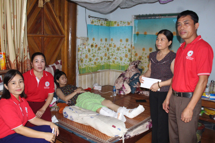 Hội CTĐ thị trấn Quỳ Hợp thăm hỏi và trao tiền hỗ trợ cho gia đình em Nguyễn Thoại Ly.