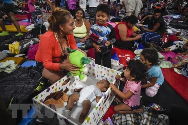 Trẻ em di cư trong hành trình theo cha mẹ tới Mỹ tại lều tạm ở Mexico City, Mexico. Ảnh: AFP/TTXVN