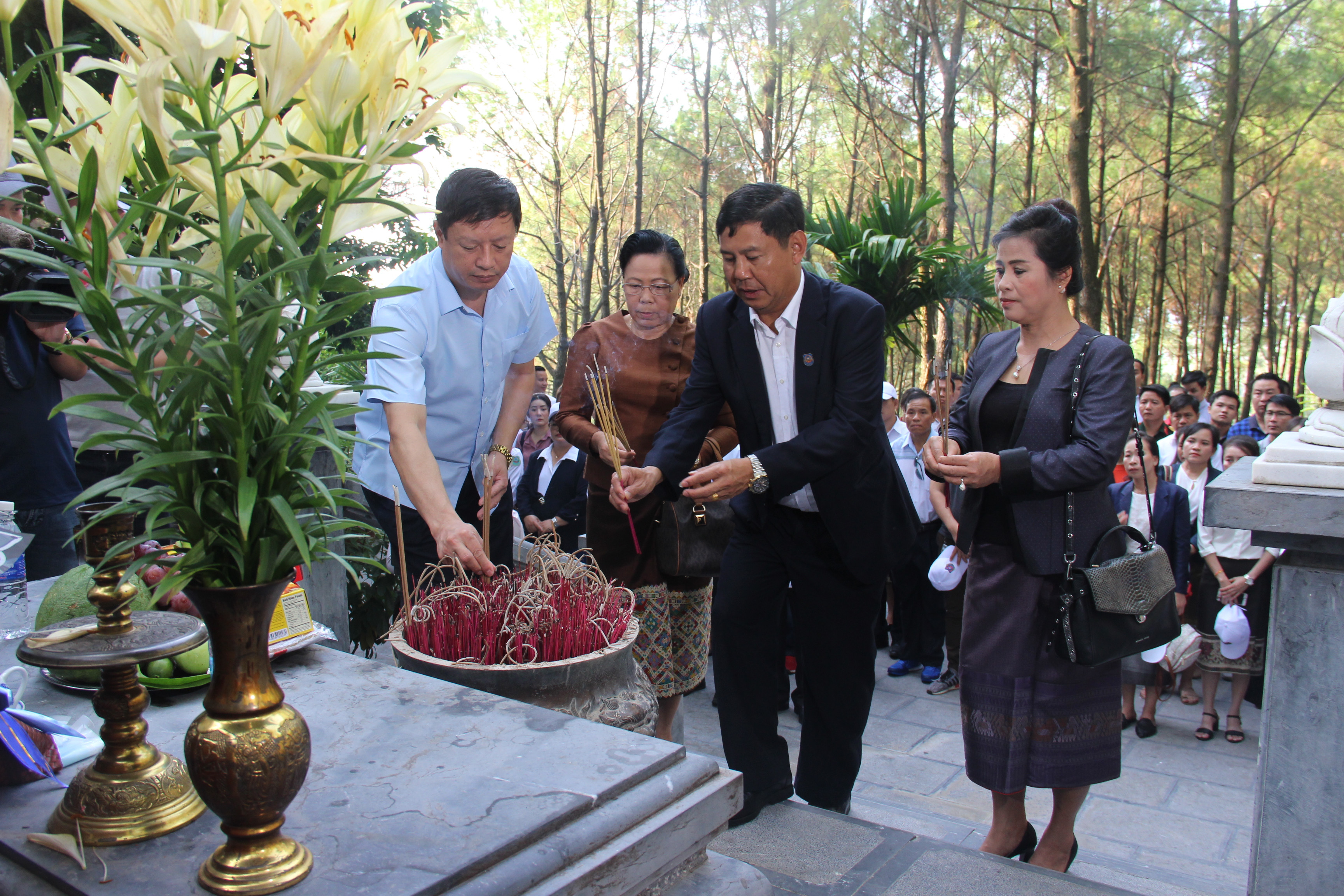 Đoàn đạibiểu Tòa án nhân dân tối cao hai nước Việt Nam - Lào dâng hương trước phần mộ bà Hà Thị Hy - bà nội Bác Hồ. Ảnh: Hoài Thu
