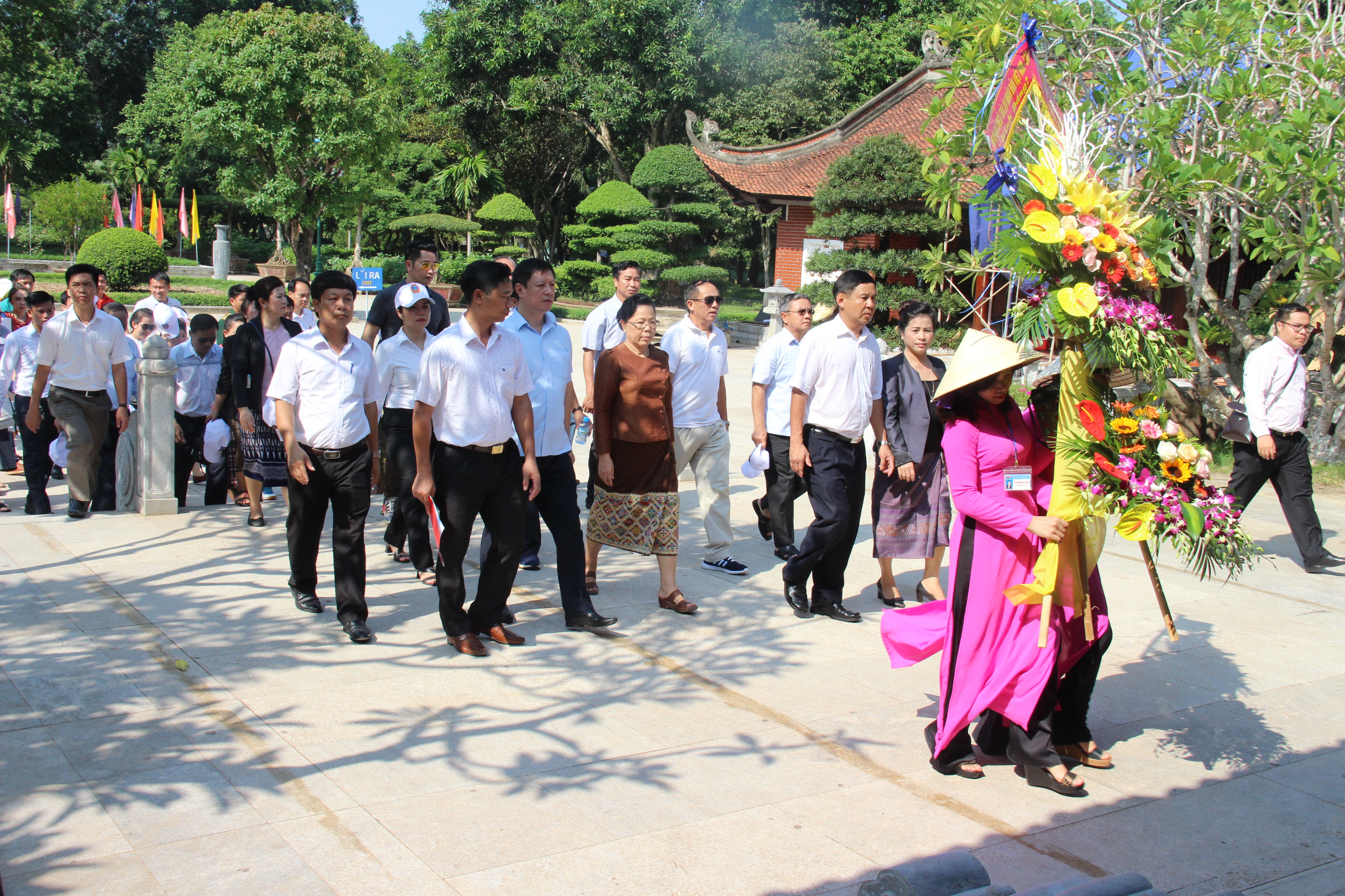 Đoàn đại biểu dâng hoa, dâng hương tại Khu di tích Kim Liên huyện Nam Đàn