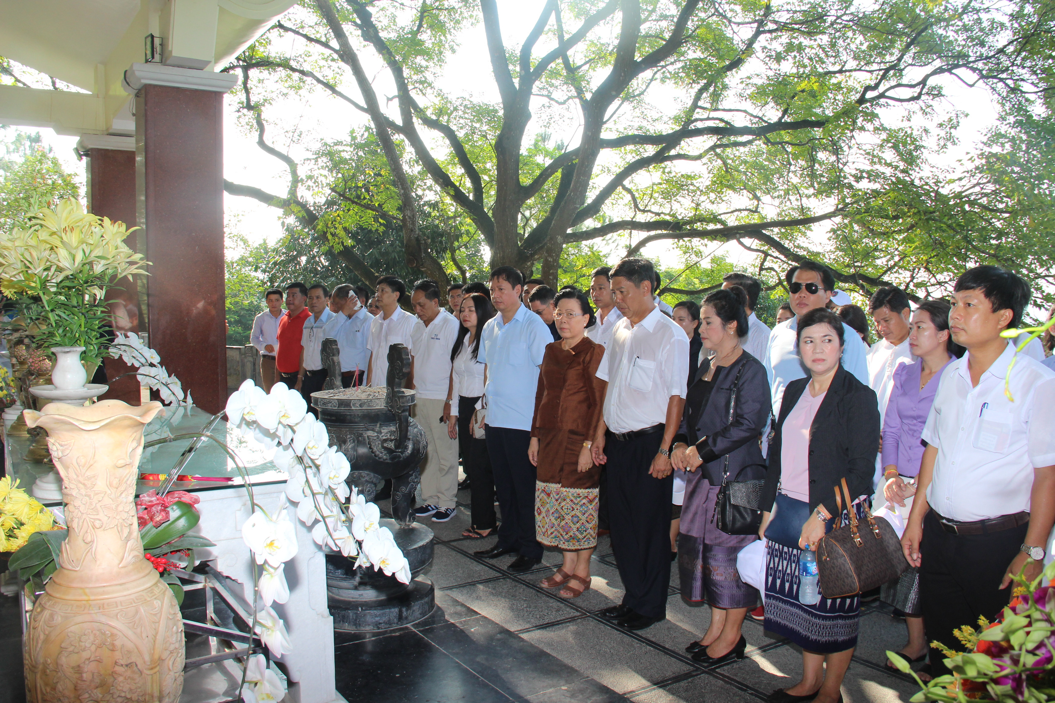 Đoàn đại biểu dâng hương, dâng hoa trước phần mộ bà Hoàng Thị Loan thân mẫu Bác Hồ trên núi Động Tranh, xã Nam Giang huyện Nam Đàn, Nghệ An.