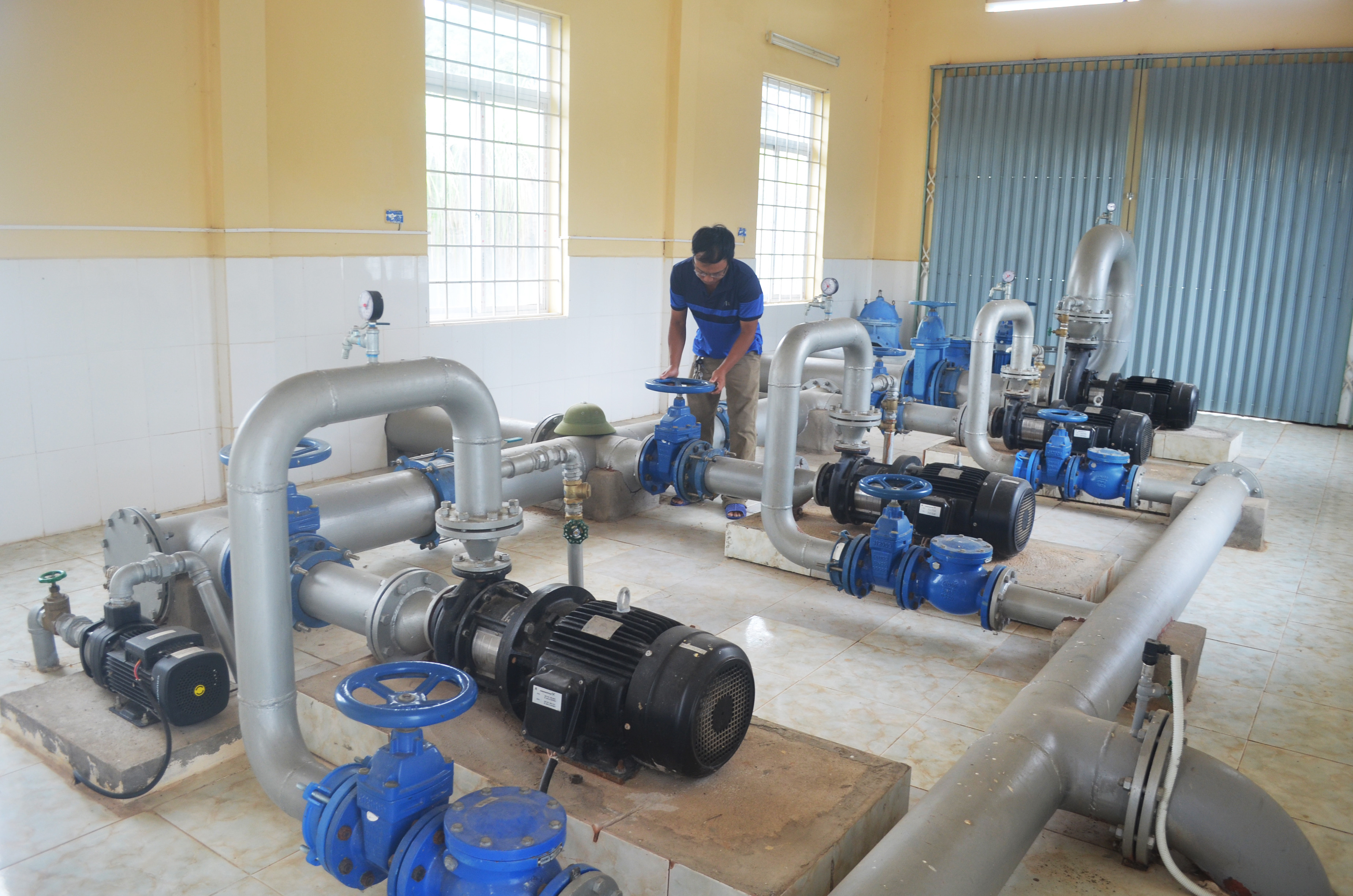 Hệ thống thiết bị Trạm bơm cấp II của Nhà máy nước sạch thị trấn Kim Sơn. Ảnh: Nhật Lân