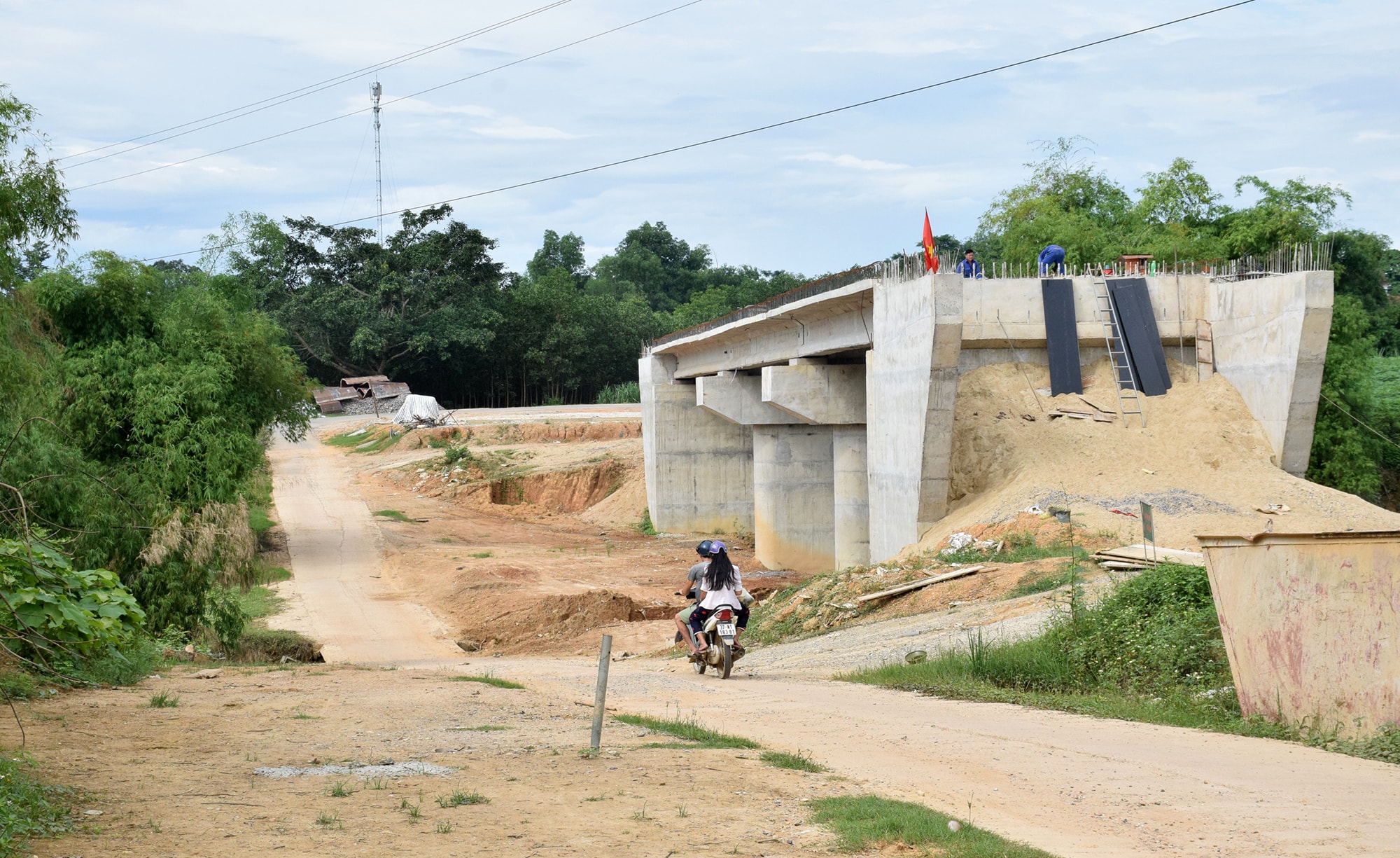 Công trình cầu khe Chui trên tuyến đường vào xã Hương Sơn đang thi công. Ảnh Xuân Hoàng