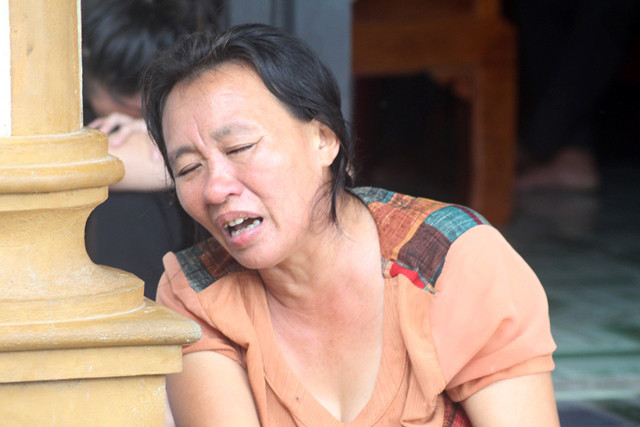 Bà Trần Thị Hán (vợ thuyền viên Trần Văn Thiện) khóc ngất khi đón linh cữu chồng.