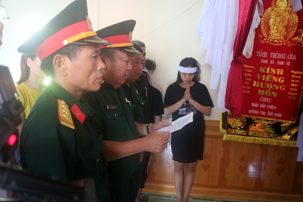 Các cơ quan, đoàn thể huyện Quỳnh Lưu thắp hương, chia buồn với gia đình nạn nhân.