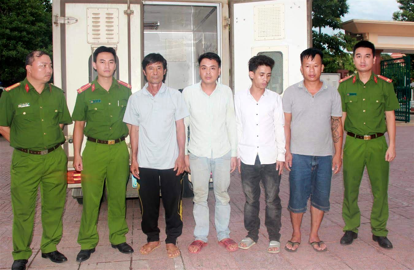 Nguyễn Văn Kế (thứ 2 từ trái sang) bị dẫn giải về thi hành án sau 26 năm trốn nã. Ảnh: P.B