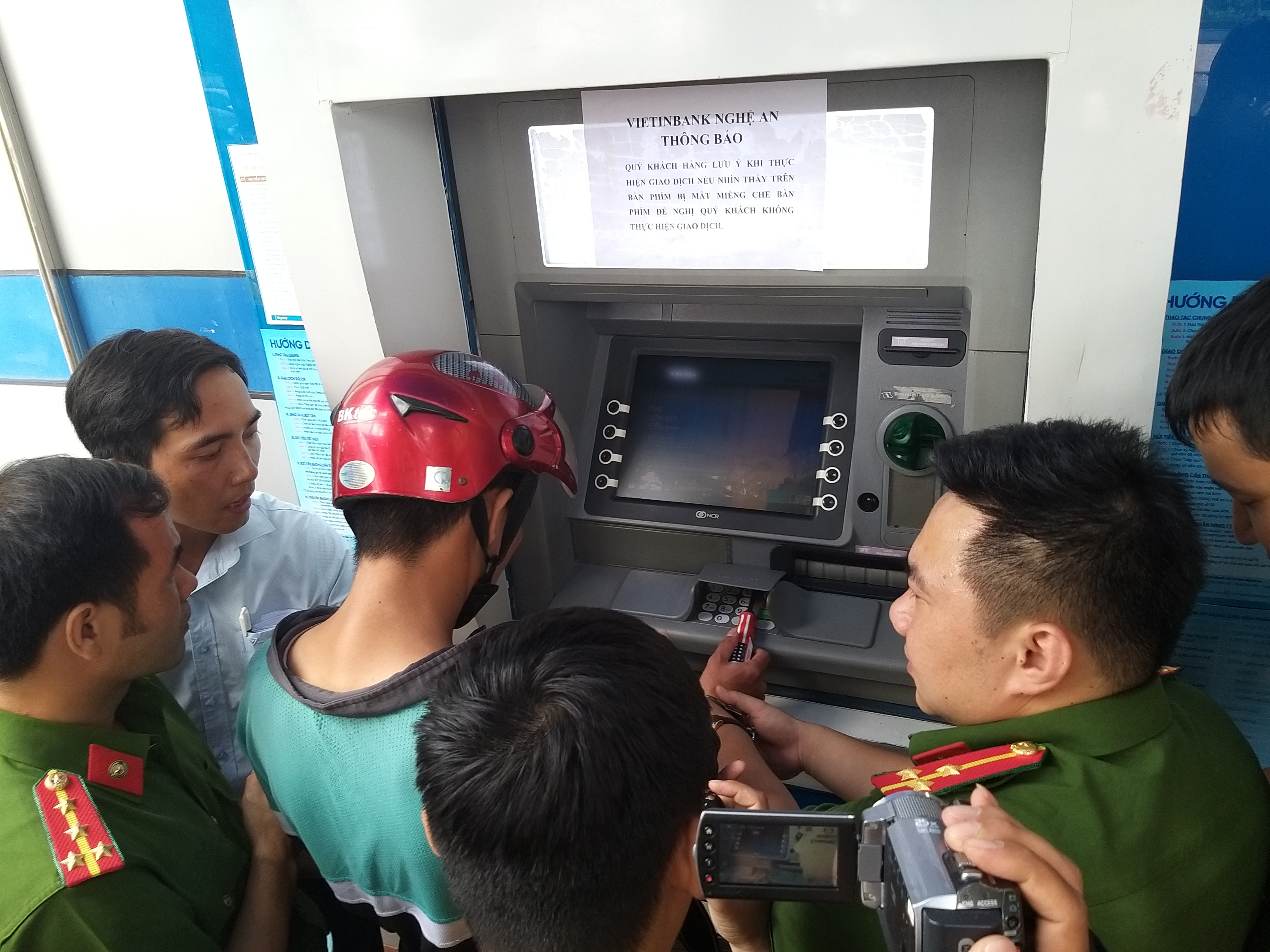 Đối tượng Lian Yu được phân công công đoạn lắp các thiết bị điện tử tại các cây ATM để ăn cắp thông tin tài khoản của khách hàng. Ảnh: Phạm Bằng