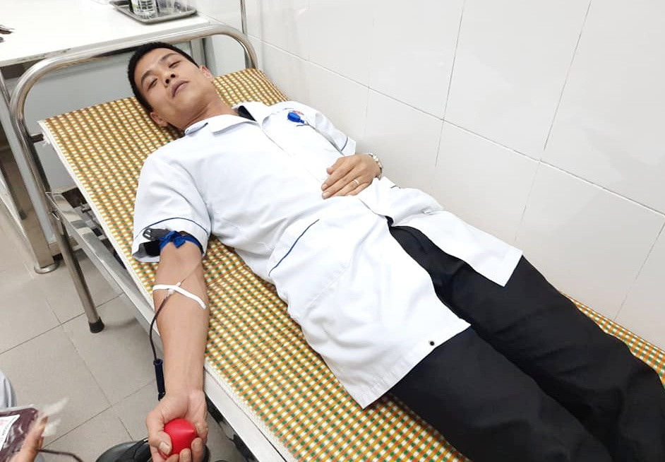 Điều dưỡng viên Phan Thanh Hùng hiến máu cứu người.