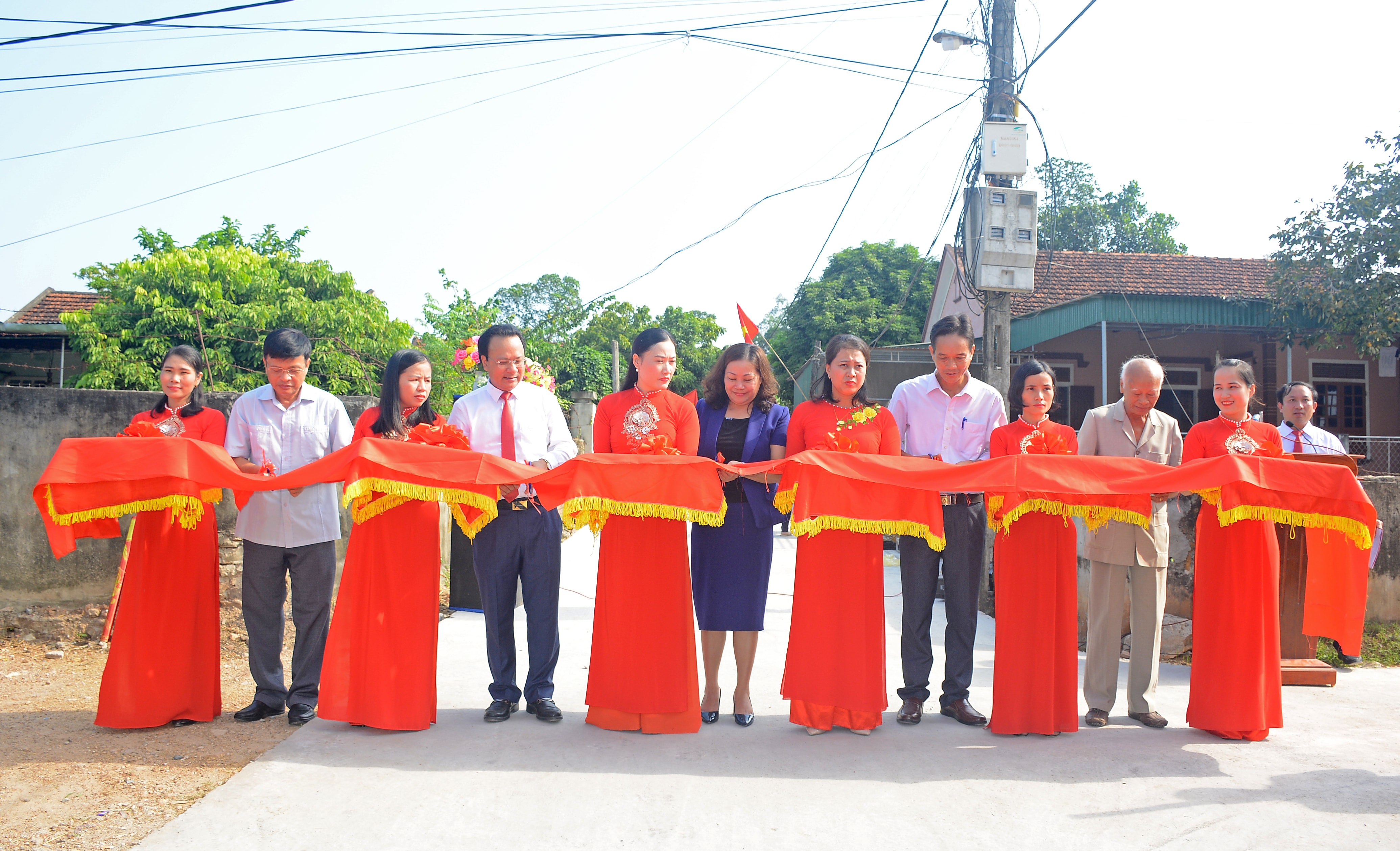 Các đại biểu cắt băng khánh thành công trình chào mừng chào mừng 65 năm Ngày thành lập Đảng bộ Khối các cơ quan tỉnh. Ảnh: Thu Giang