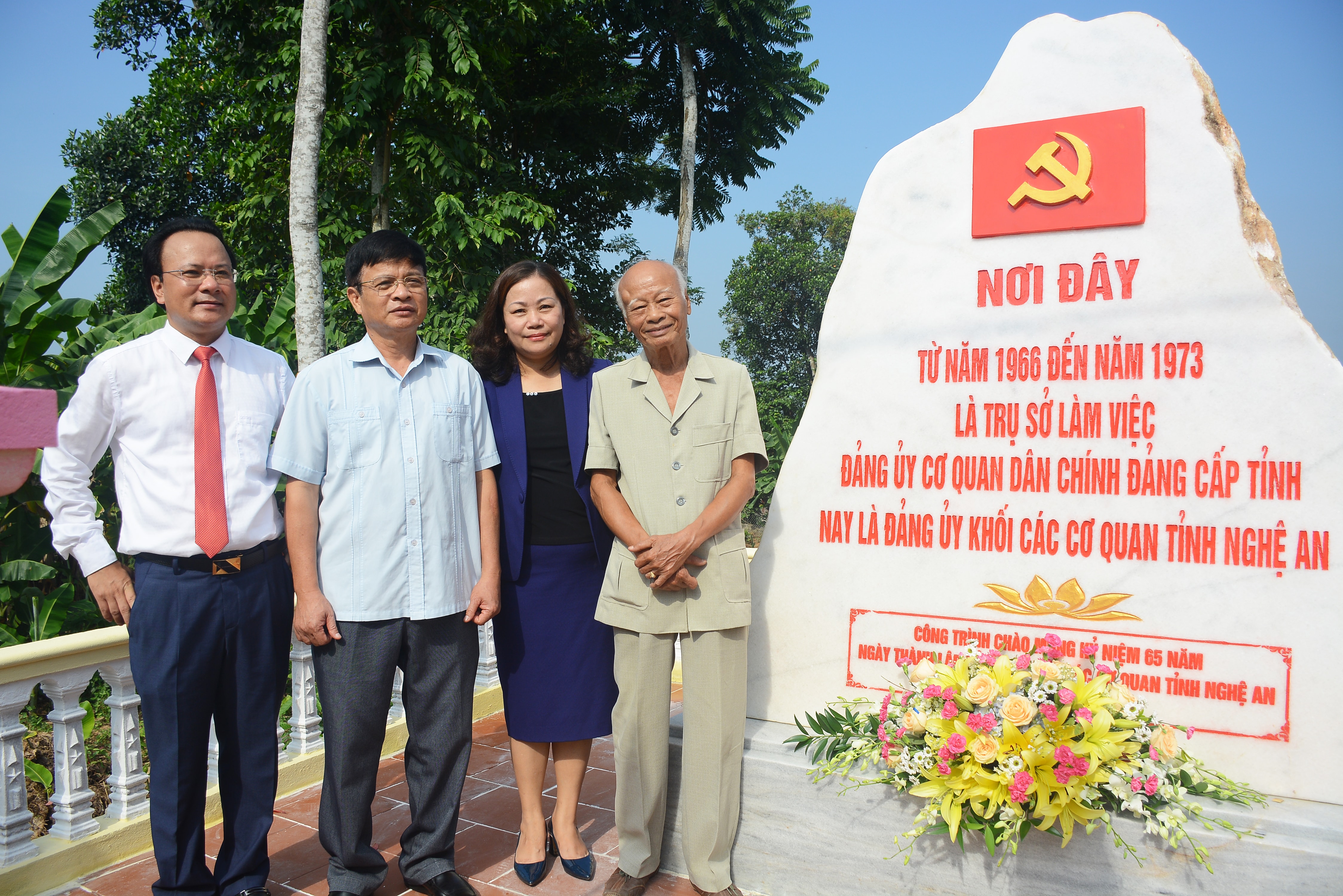 Các đồng chí lãnh đạo, nguyên lãnh đạo Đảng ủy Khối CCQ tỉnh chụp ảnh lưu niệm tại Bia dẫn tích. Ảnh: Thu Giang