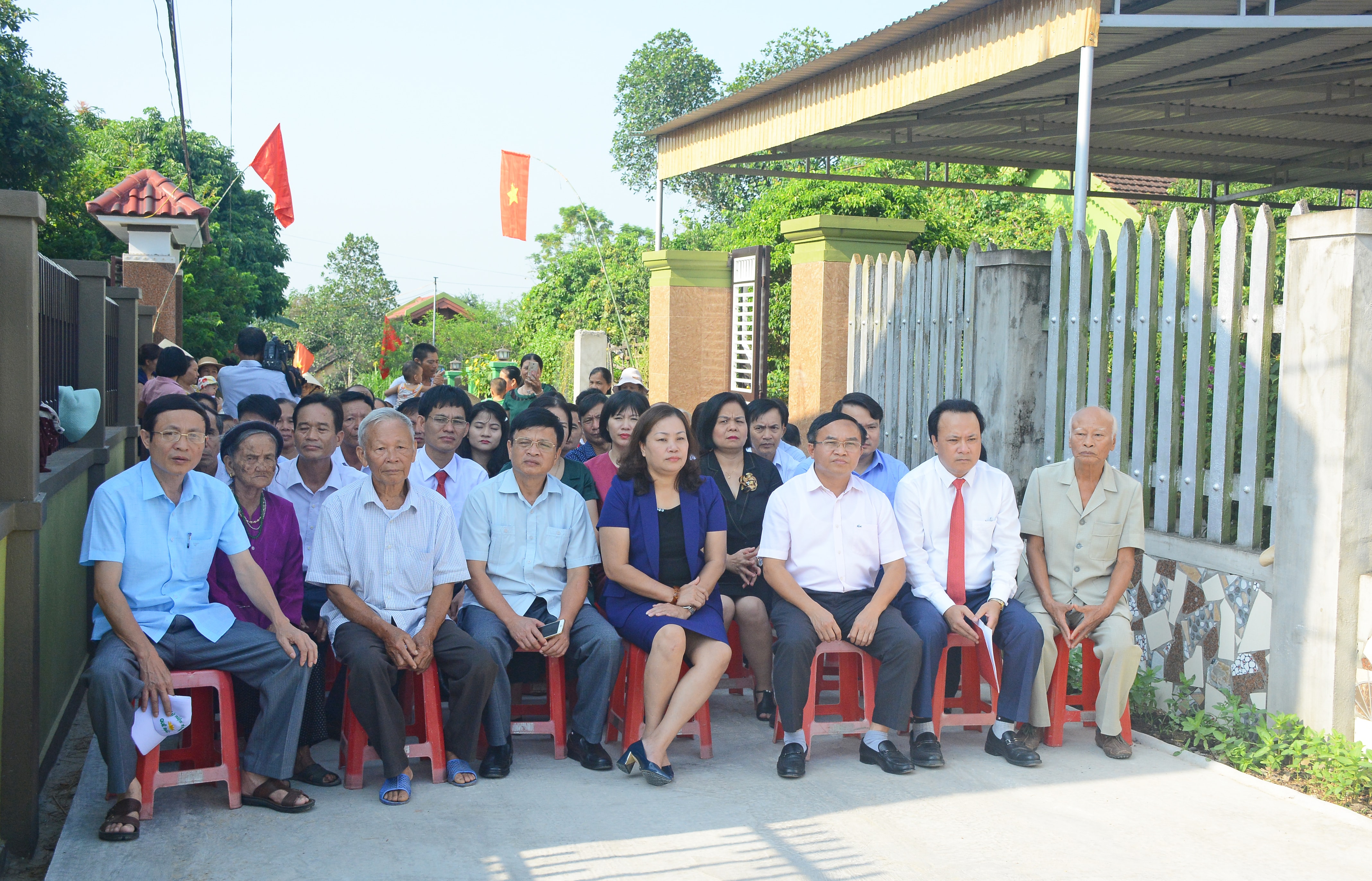 Các đại biểu và đông đảo nhân dân tham dự buổi lễ tại xóm 6, xã Quang Sơn, huyện Đô Lương, nơi từ năm 1966 đến năm 1973 cơ quan Đảng ủy đóng trụ sở làm việc. Ảnh: Thu Giang