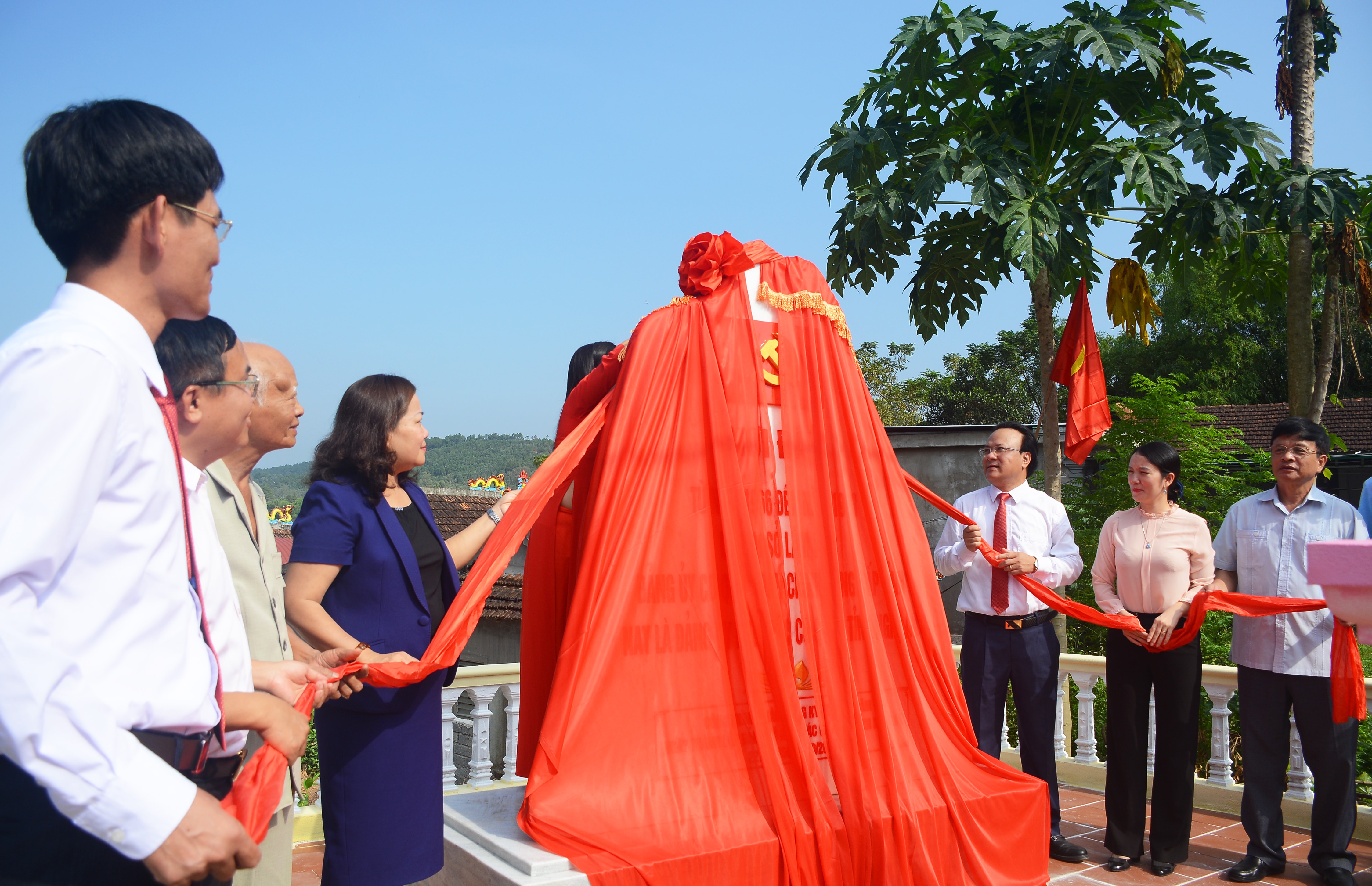 Kéo băng khánh thành công trình Bia dẫn tích tại Rú Trau. Ảnh: Thu Giang