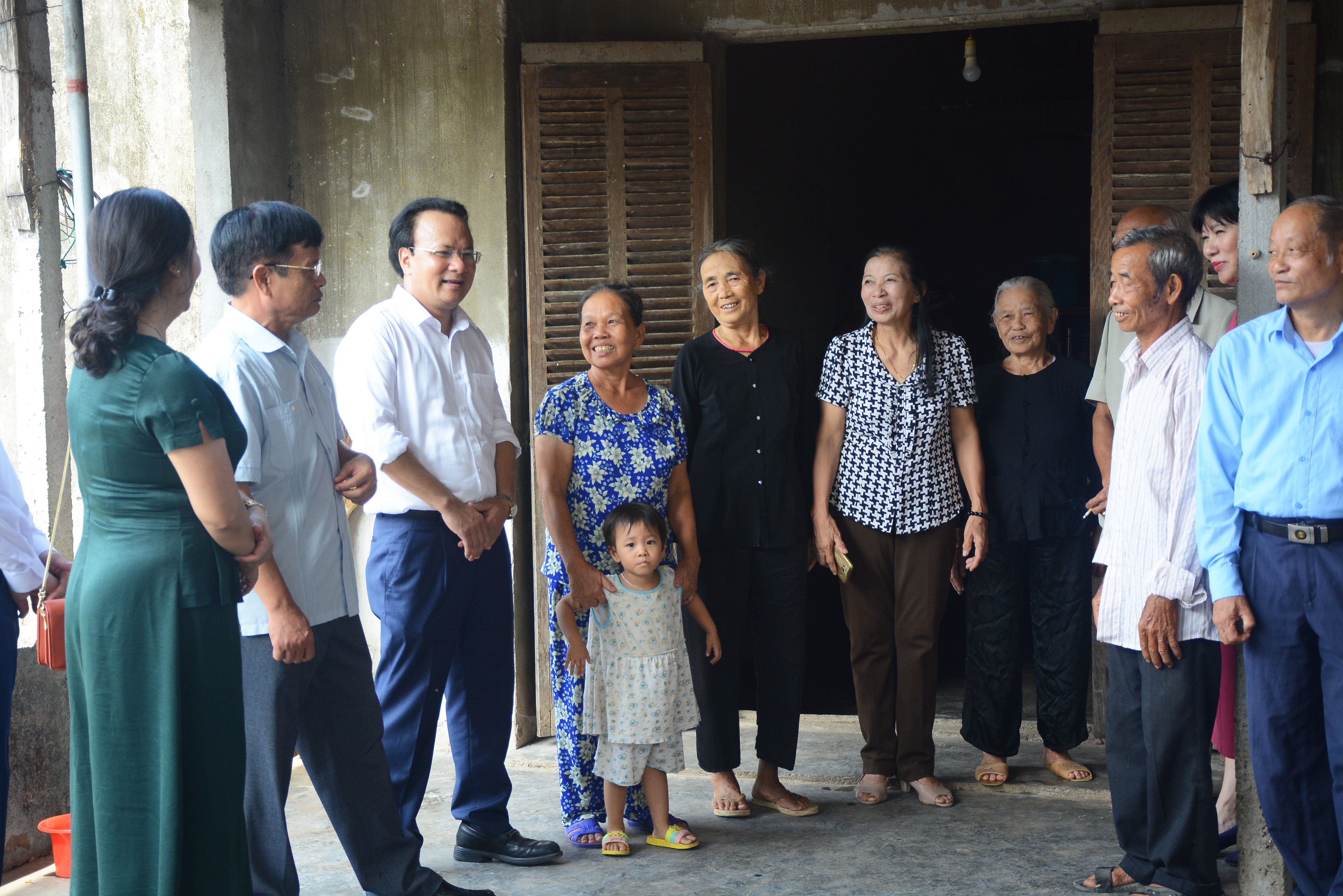 Các đại biểu chia sẻ niềm vui với nhân dân xóm 6, xã Quang Sơn. Ảnh: Thu Giang