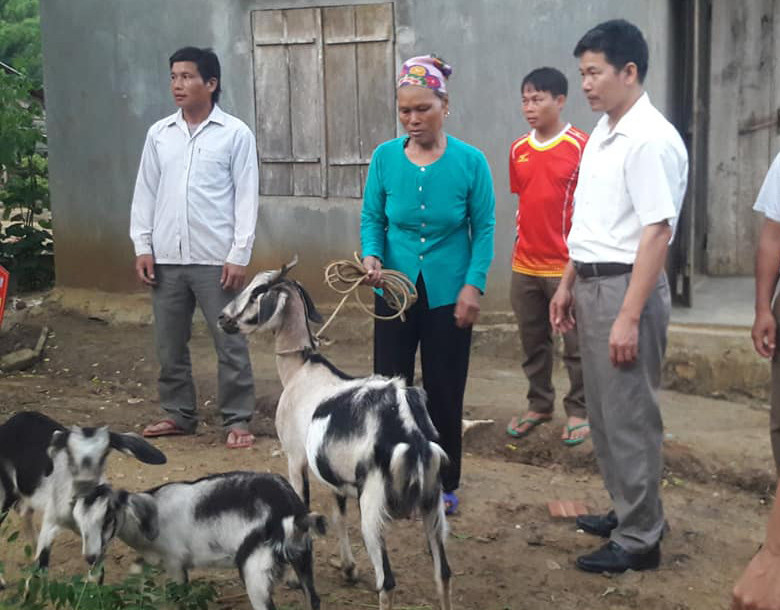 MTTQ huyện Tân Kỳ trao dê giống cho gia đình mẹ con anh Nguyễn bút Bốn - hộ nghèo xóm Trung Độ xã Tân Hợ