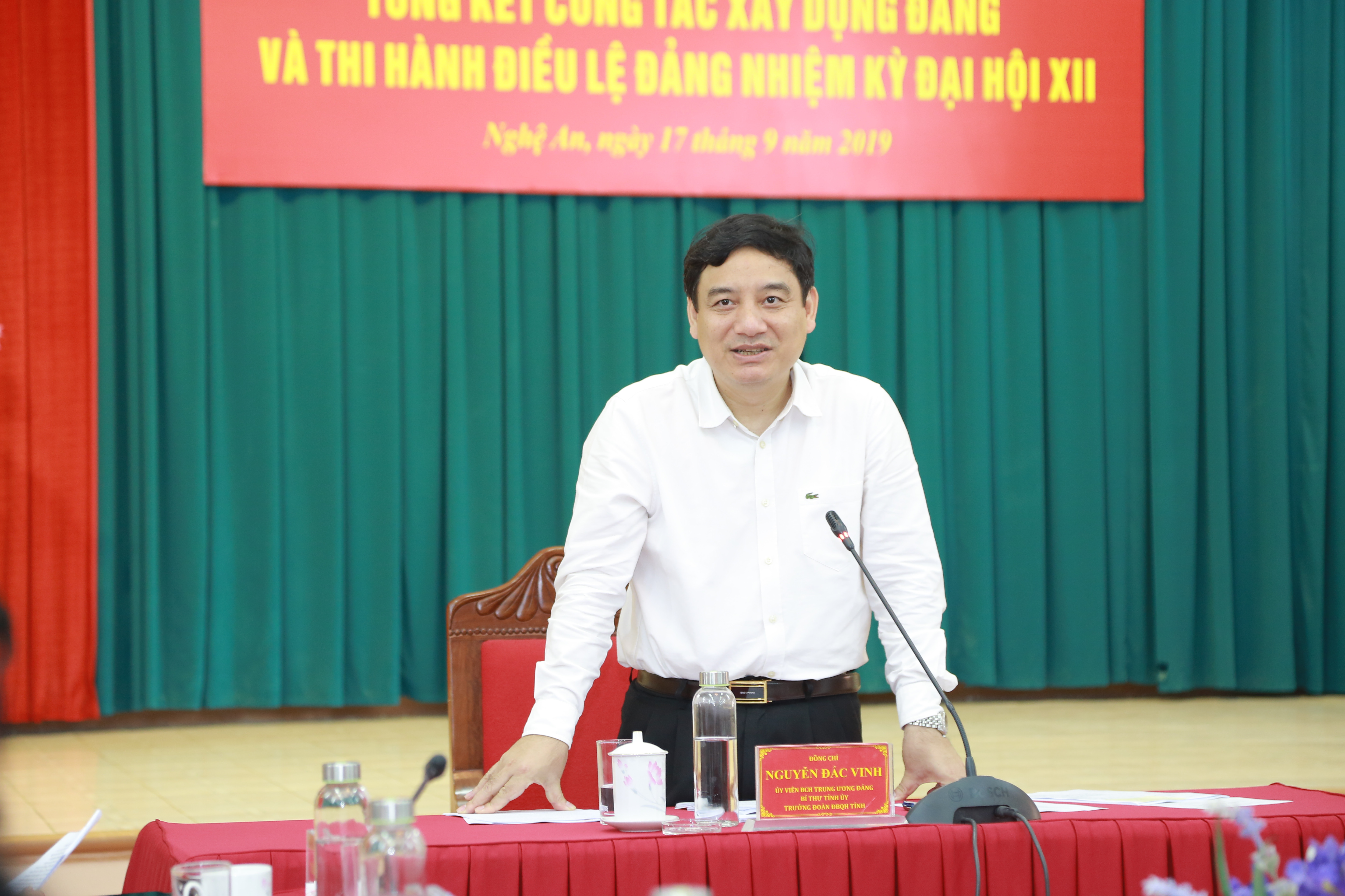 Bí thư Tỉnh ủy Nguyễn Đắc Vinh phát biểu tại hội nghị. Ảnh: Đào Tuấn