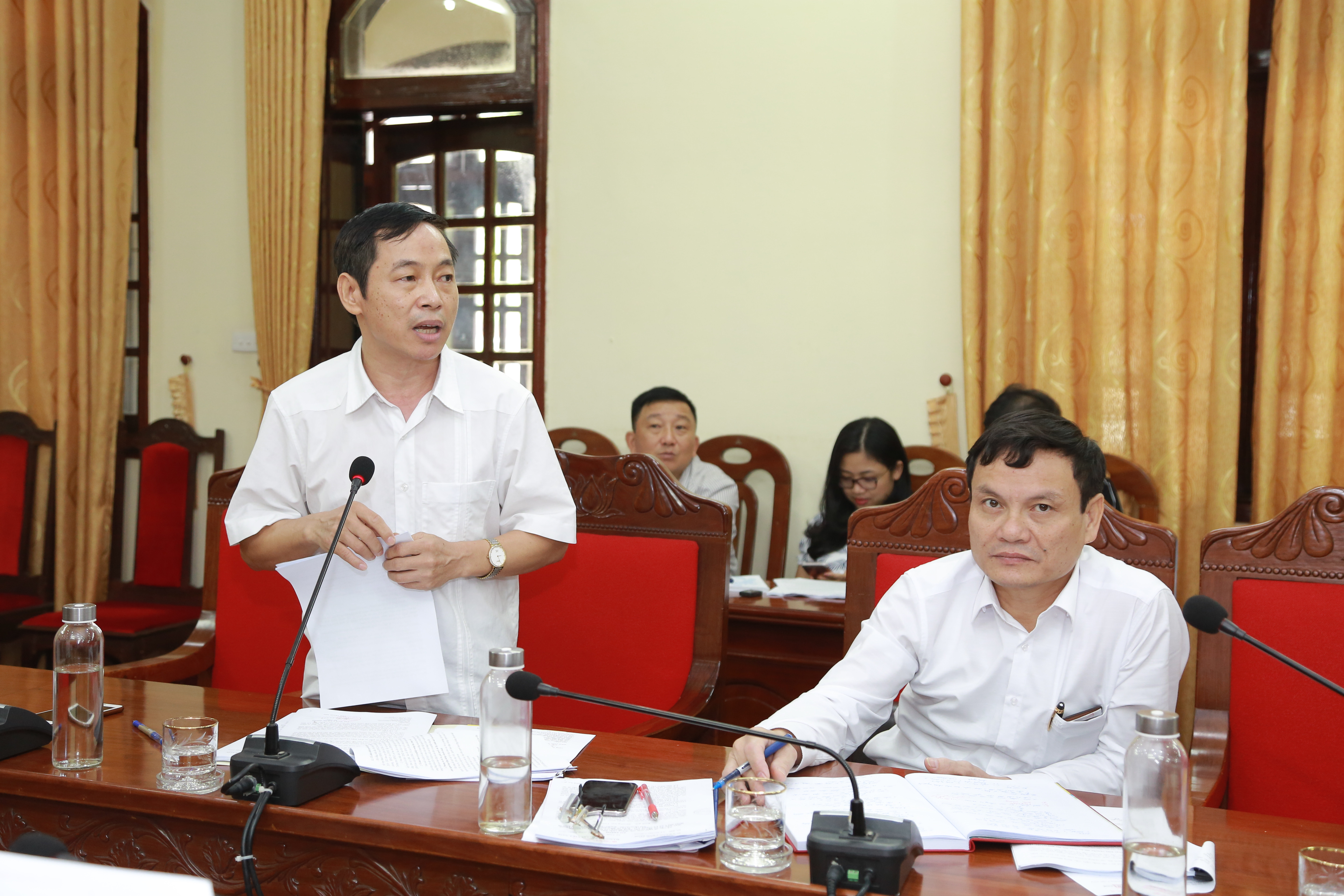 Giám đốc Sở Nội vụ tỉnh Lê Đình Lý báo cáo tại cuộc họp. Ảnh: Đào Tuấn 