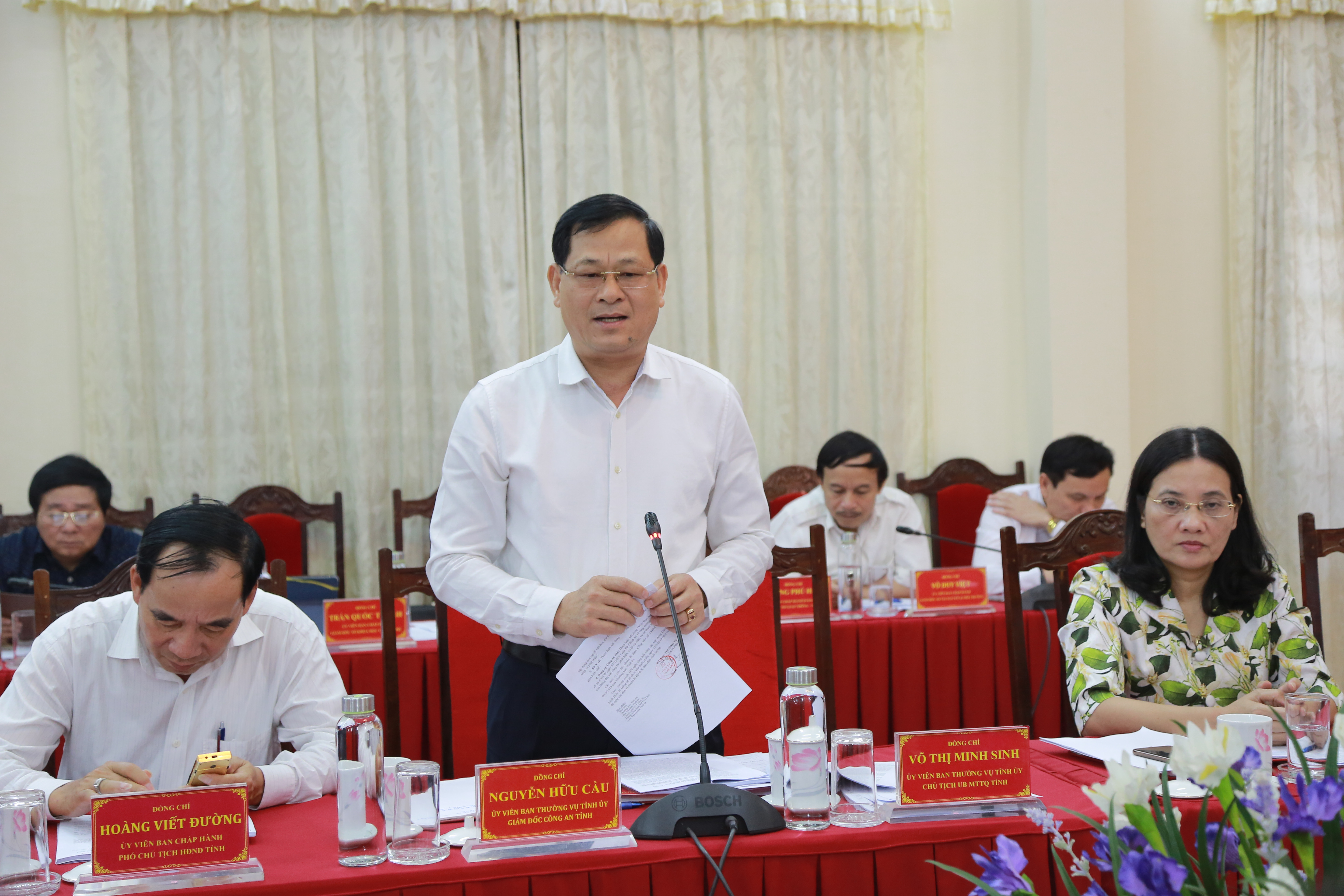 Thiếu tướng Nguyễn Hữu Cầu - Giám đốc Công an tỉnh phát biểu tại hội nghị. Ảnh Đào Tuấn