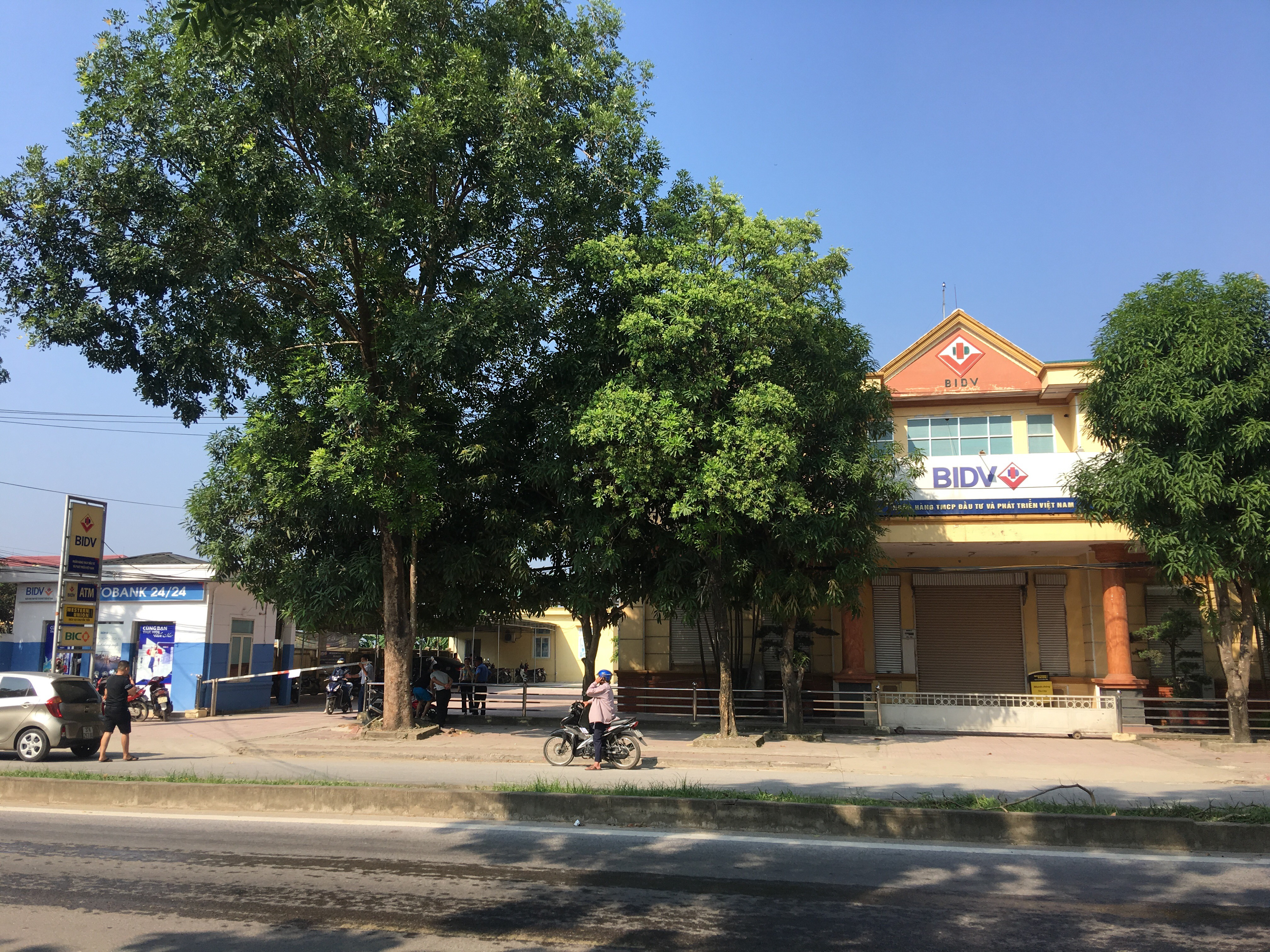 Chi nhánh Phủ Diễn (Ngân hàng BIDV) đóng tại Thị trấn Đô Lương đóng cửa ngay sau khi sự việc điện giật gây chết người xảy ra. Ảnh: Ngọc Phương