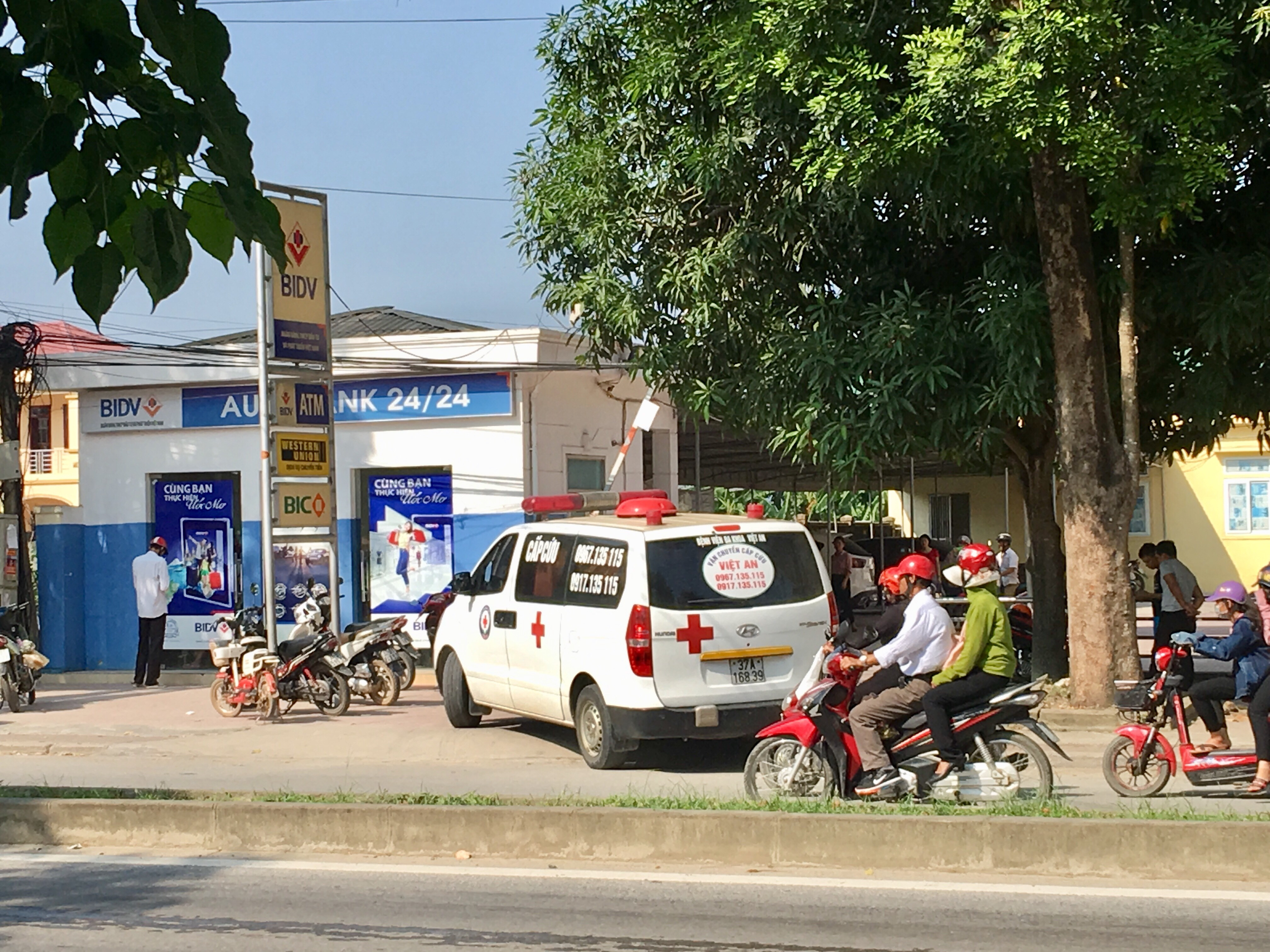 Xe cứu thương có mặt tại cổng của chi nhánh Phủ Diễn (ngân hàng BIDV) đóng tại thị trấn Đô Lương. Ảnh: Ngọc Phương