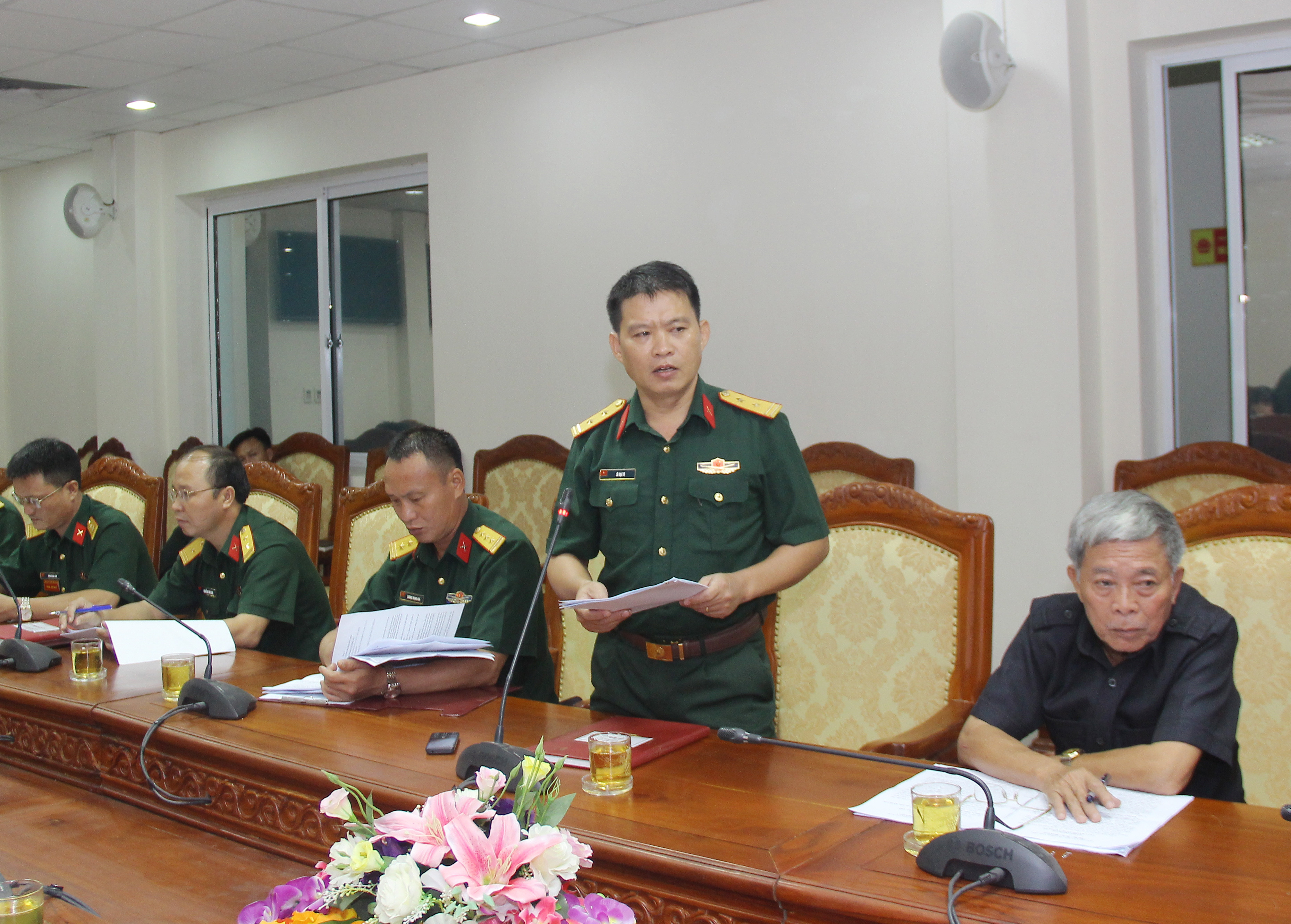 Trung tá Lê Đại Từ - Phó trưởng ban Quân lực, Bộ Chỉ huy Quân sự tỉnh tgóp ý bổ sung. Ảnh: Mai Hoa