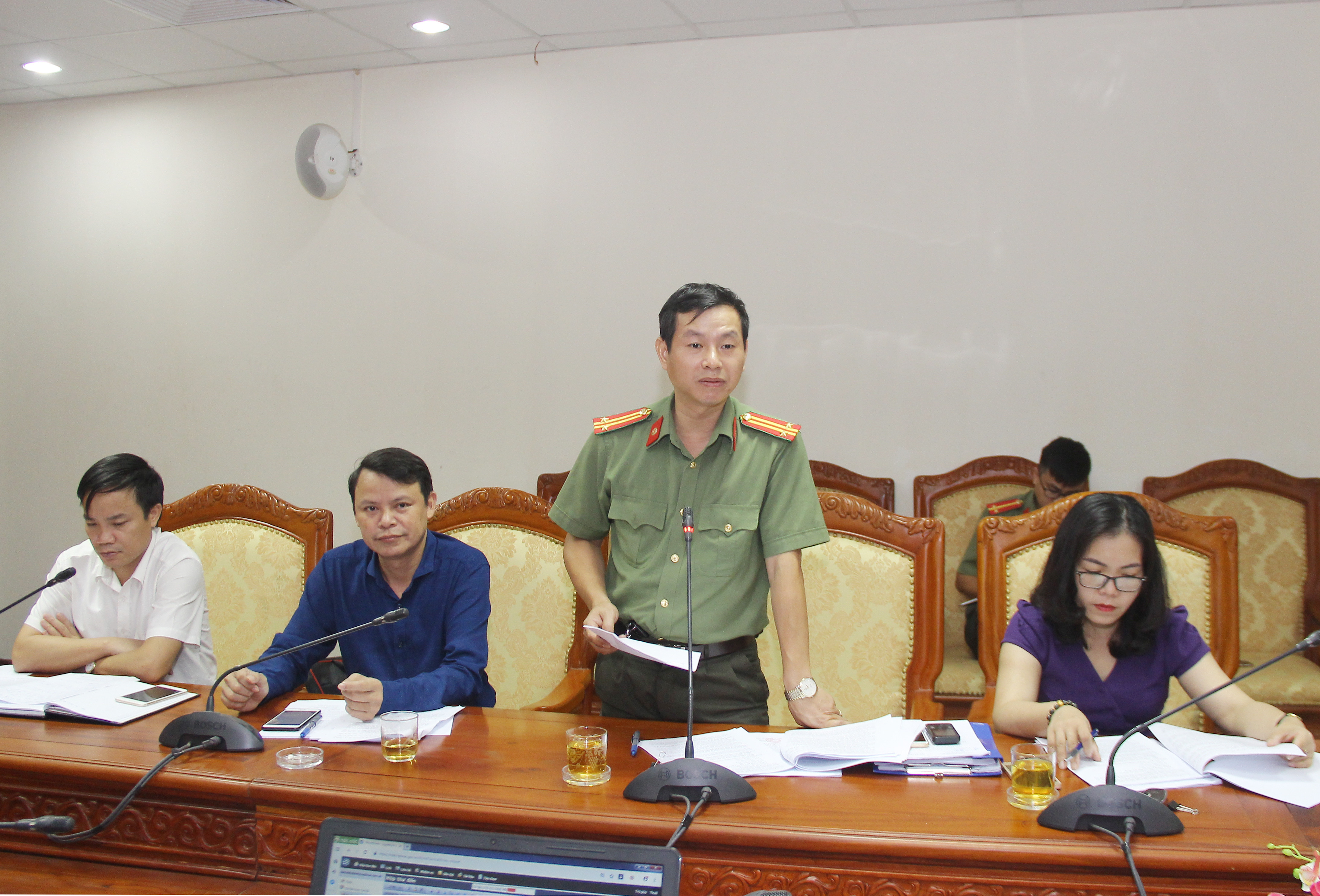 Đồng chí Nguyễn Hải Thiêm - Đội trưởng Đội Pháp chế, Công an tỉnh tham gia ý kiến tại hội nghị. Ảnh: Mai Hoa