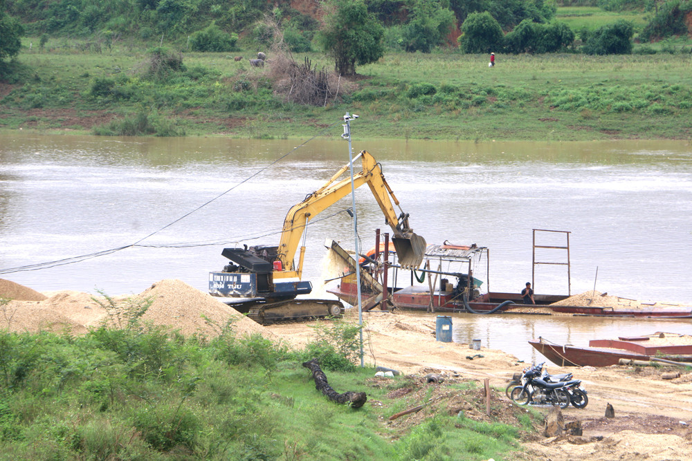 Công ty TNHH Thương mại và Dịch vụ Hải An đang khai thác cát tại khu vực cầu Sen xã Nghĩa Đồng, Tân Kỳ. Ảnh: Nguyễn Hải