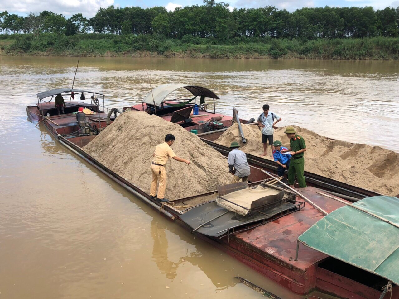 Kiểm tra, xử lý hành vi khai thác, vận chuyển cát sỏi tại địa bàn huyện Thanh Chương. Ảnh: Nguyễn Hải