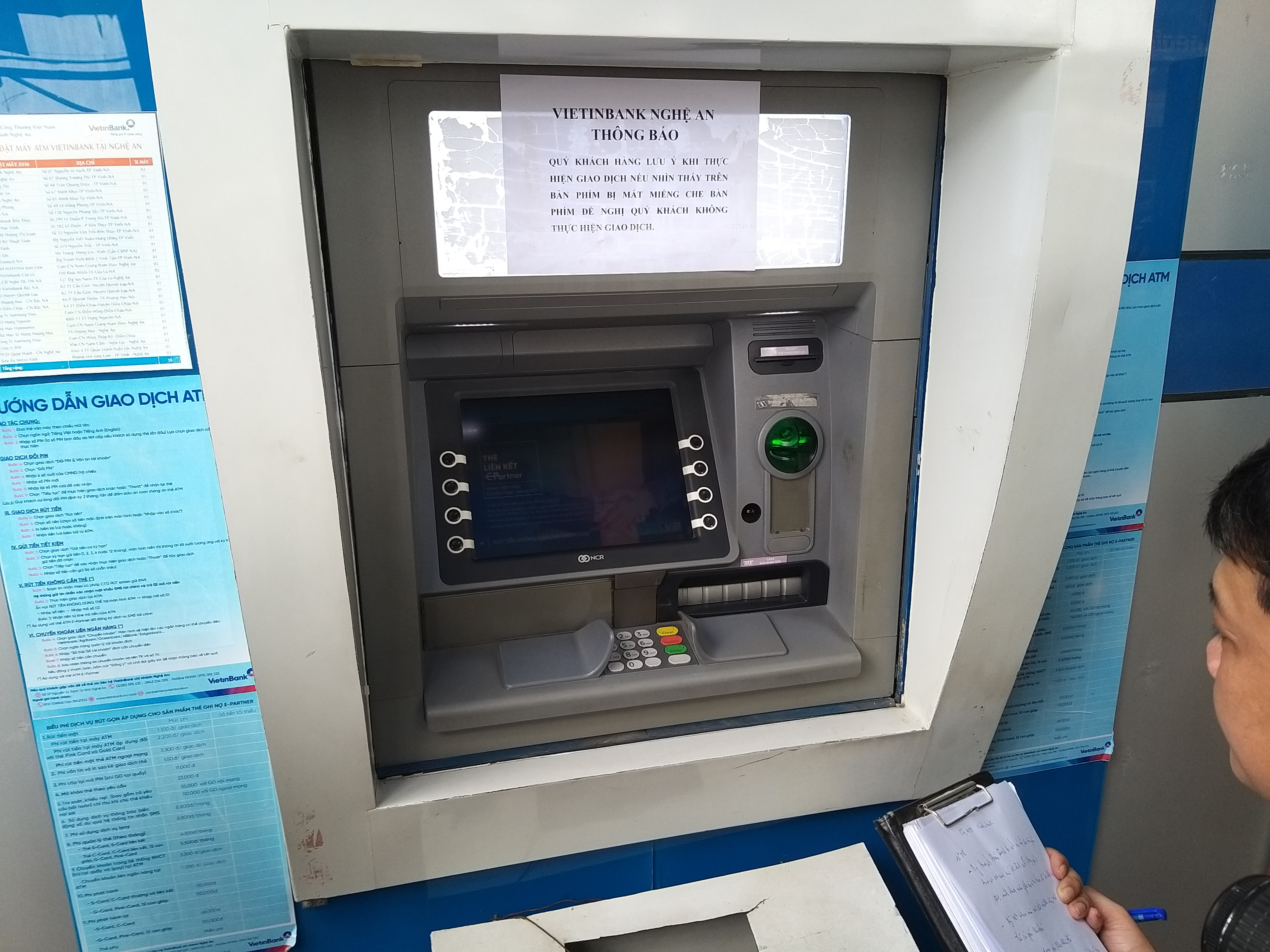 Các đối tượng này chọn các cây ATM có lượng khách giao dịch nhiều để thực hiện hành vi phạm tội. Ảnh: P.B