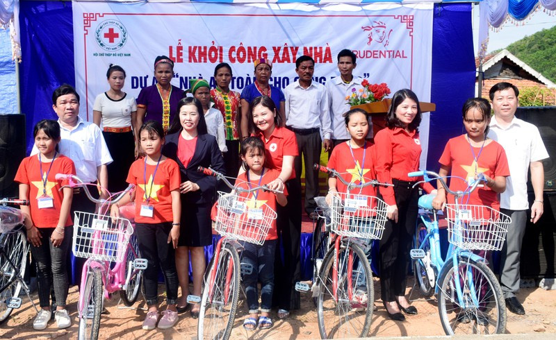Hội chữ thập đỏ tỉnh trao xe đạp cho học sinh nghèo ở Tương Dương. Ảnh: Thu Hương