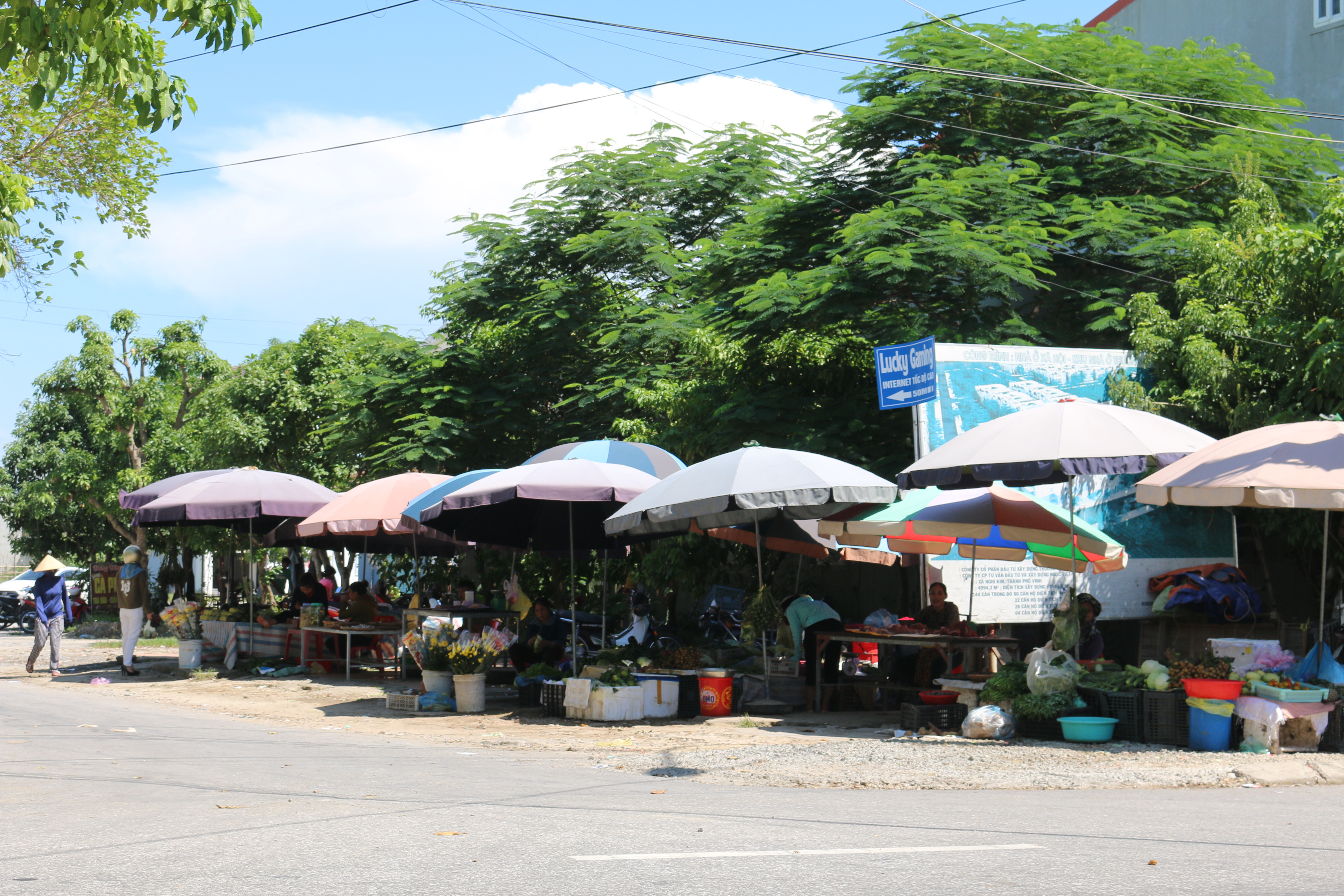 Trong khi chợ mới Nghi Kim bỏ hoang thì ngay gần đó, bà con phải họp chợ bên lề đường gây mất an toàn giao thông. Ảnh: Việt Phương