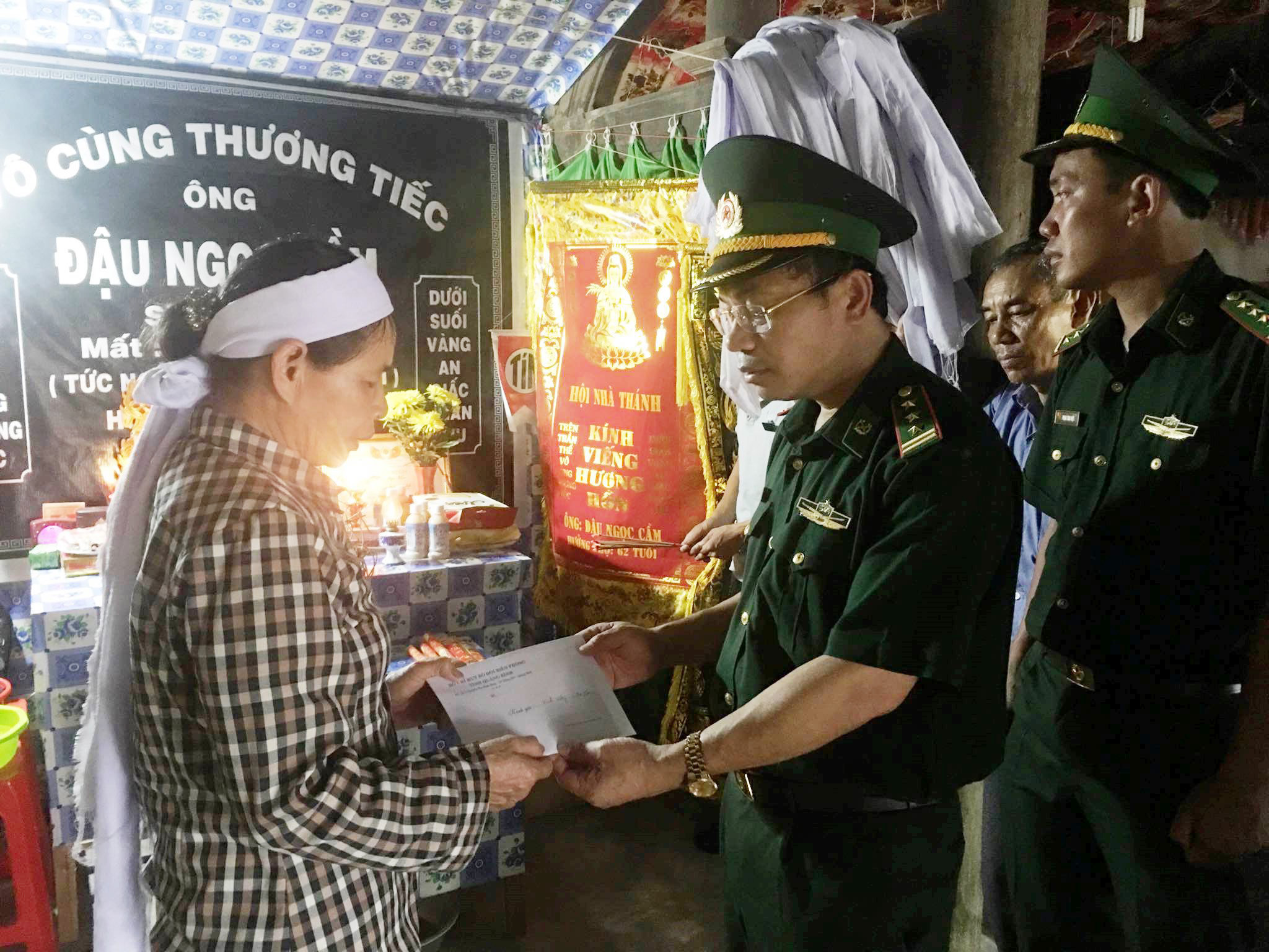 Đoàn Quảng Bình thăm hỏi, hỗ trợ 5 triệu đồng cho thân nhân thuyền viên Đậu Ngọc Cầm đang mất tích