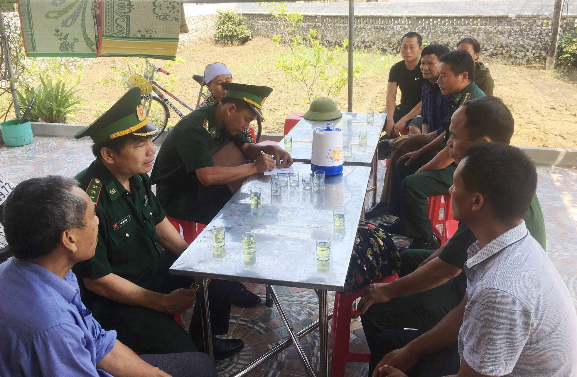Đồn BP Quảng Bình và Đồn Biên phòng cửa khẩu cảnh Gianh về Nghệ An thăm hỏi, hỗ trợ 2 gia đình có thuyền viên tử vong