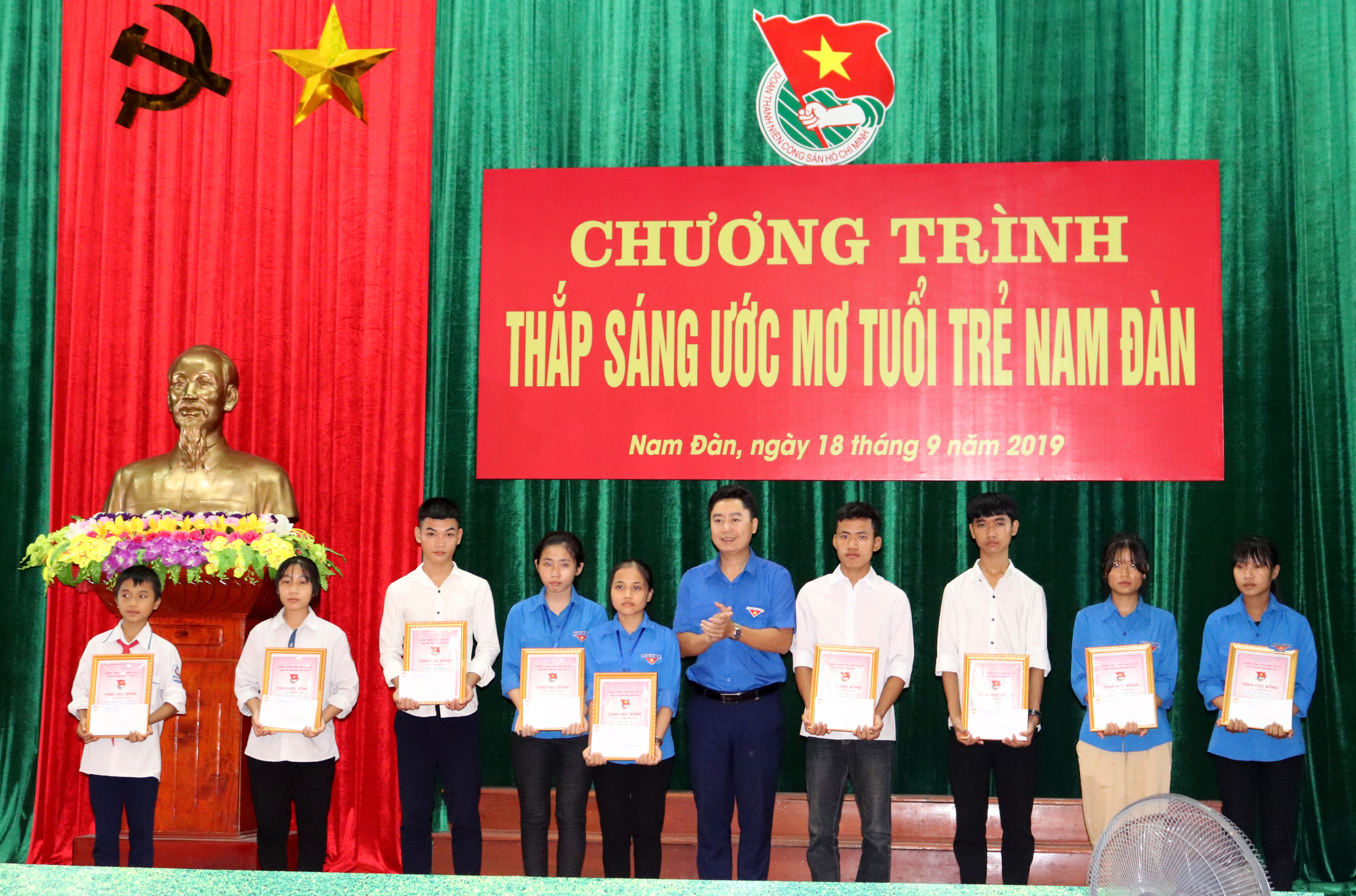 lanh đao tỉnh đoàn trao ùa cho các em.