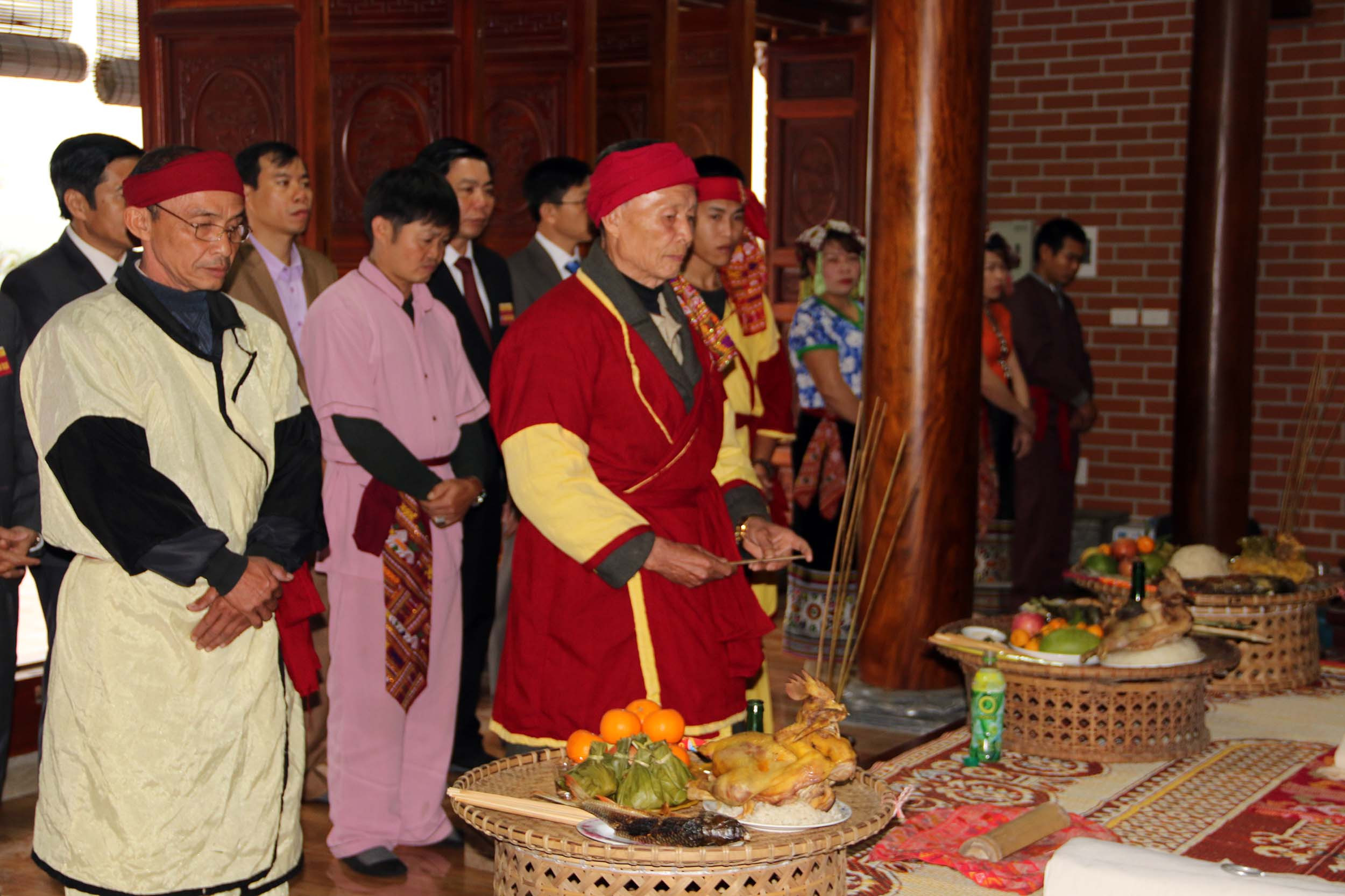 Gà, lễ vật không thiếu vắng trong lễ đền Chiêng Ngam huyện Quỳ Châu.