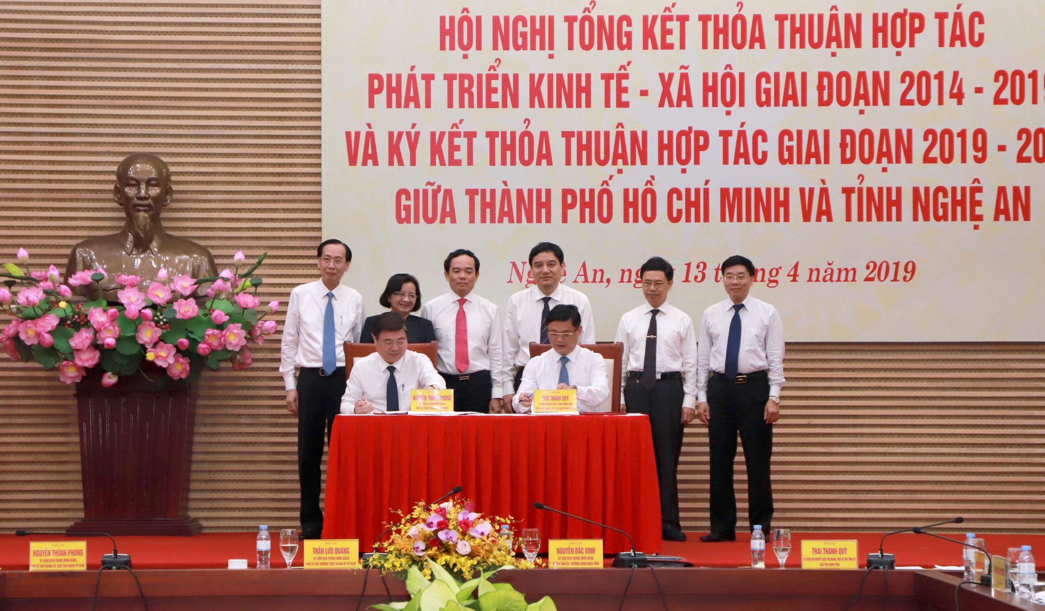Chủ tịch UBND TP. Hồ Chí Minh Nguyễn Thành Phong và Chủ tịch UBND tỉnh Nghệ An Thái Thanh Quý ký kết Thỏa thuận hợp tác phát triển kinh tế - xã hội giai đoạn 2019 -2025 vào ngày 13/4/2019 tại TP. Vinh. Ảnh: Thành Duy
