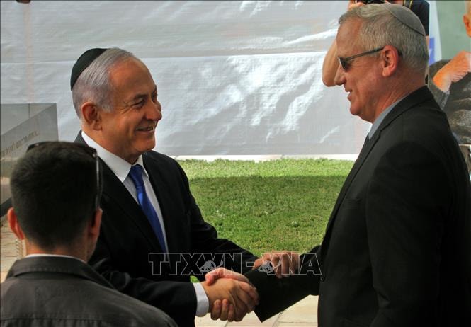 Thủ tướng Israel Benjamin Netanyahu (trái) và lãnh đạo đảng trung dung Xanh - Trắng Benny Gantz (phải) tại cuộc gặp ở Jerusalem ngày 19/9/2019. Ảnh: AFP/TTXVN