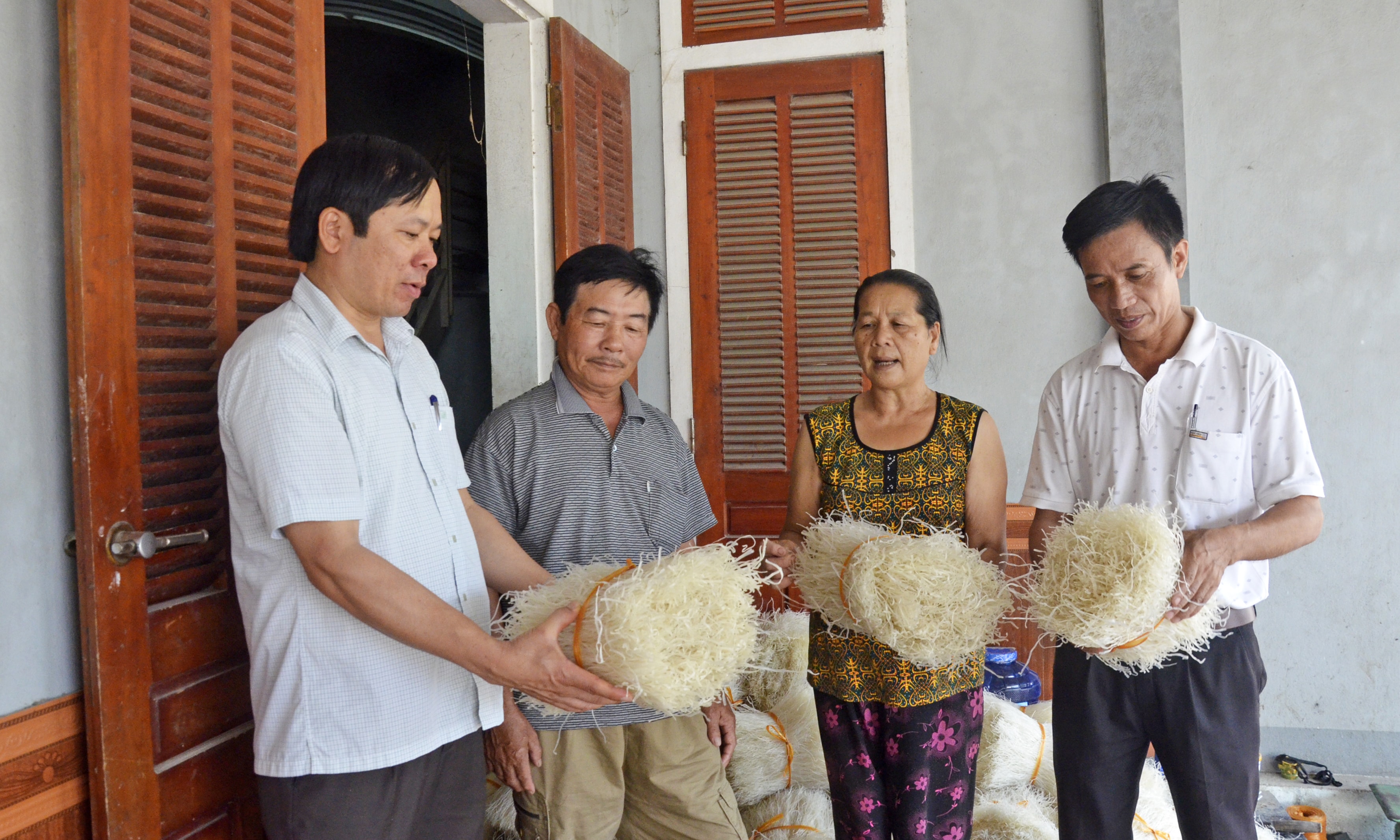 Làng nghề miến gạo Quy Chính ở xã Vân Diên (Nam Đàn) giải quyết việc làm, nâng cao thu nhập cho người dân. Ảnh: Thanh Lê