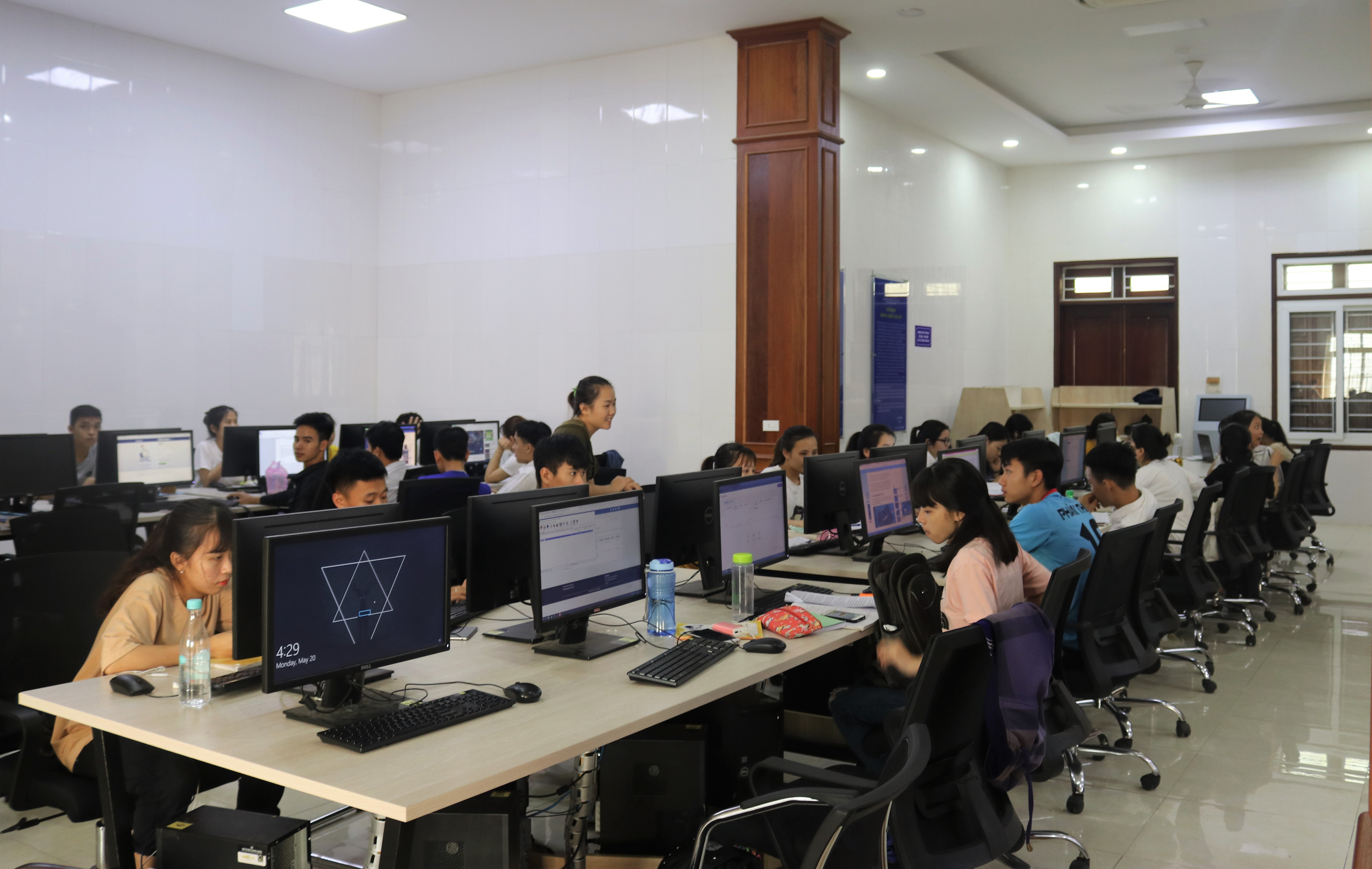 Thư viện Nguyễn Thúc Hào có nguồn tài liệu phong phú phục vụ nhiệm vụ nghiên cứu khoa học của sinh viên. Ảnh: CTV