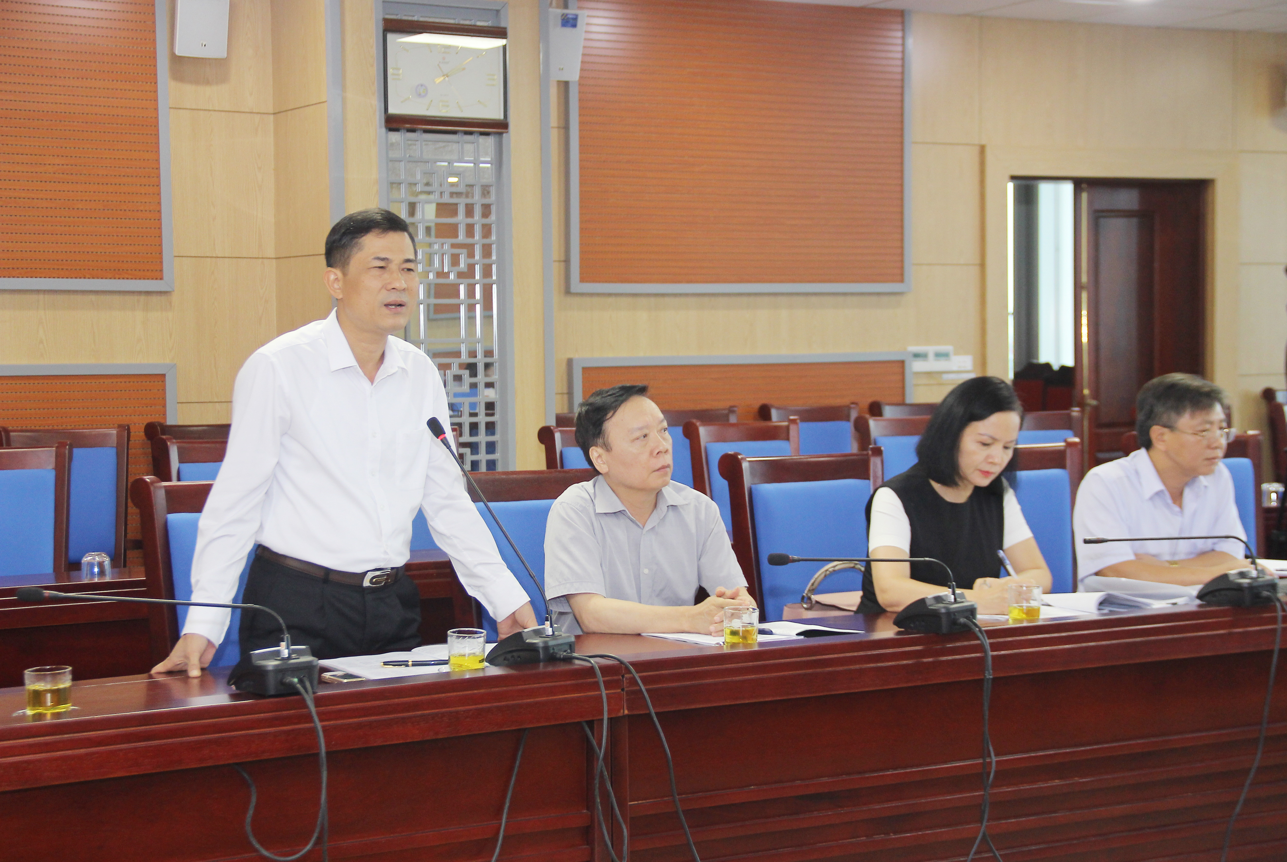 Giám đốc Sở Giáo dục - Đào tạo Thái Văn Thành tiếp thu ý kiến thẩm tra của Ban Văn hóa - Xã hội HĐND tỉnh. Ảnh: Mai Hoa