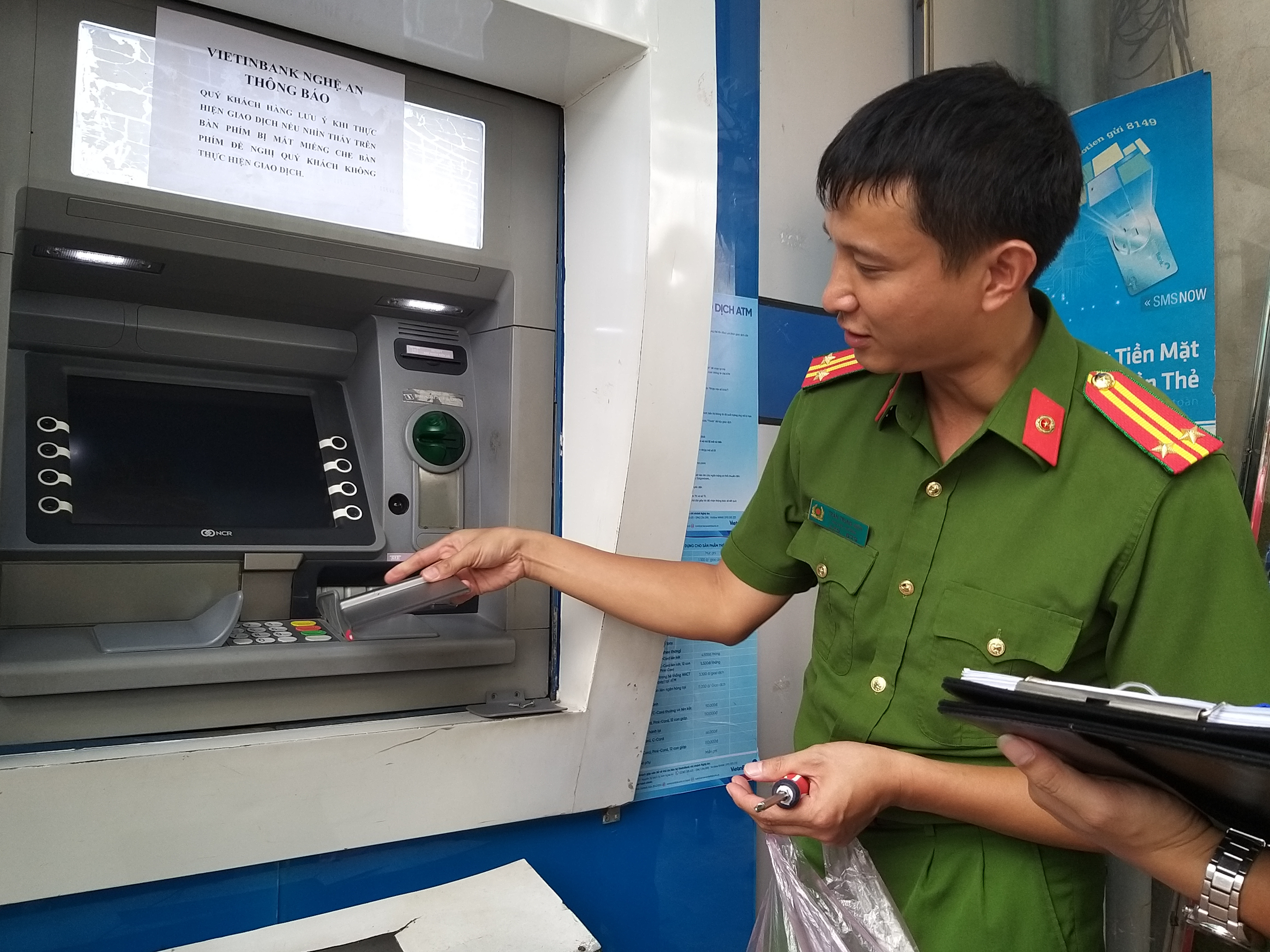 Khách hàng cần nâng cao cảnh giác khi sử dụng dịch vụ thẻ ATM tại các trụ rút tiền tự động. Ảnh: P.B