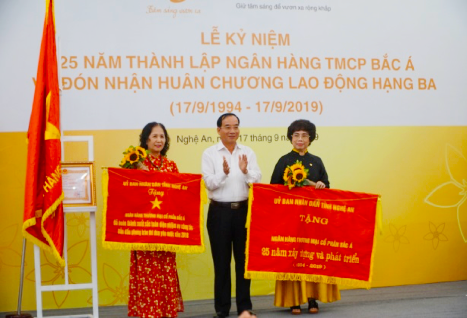 ĐĐồng chí Hoàng Viết Đường, Phó Chủ tịch Hội đồng nhân dân tỉnh Nghệ An trao tặng Cờ thi đua xuất sắc 2018 và Bức trướng chúc mừng cho BAC A BANK