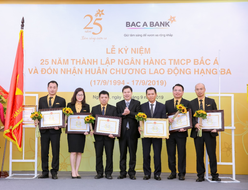 Ông Tạ Quốc Hùng – Vụ trưởng Vụ Thi đua khen thưởng NHNN thừa ủy quyền của Thống đốc NHNN trao tặng Bằng khen cho tập thể và các cá nhân của Ngân hàng TMCP Bắc Á vì những thành tích xuất sắc trong hoạt động ngành Ngân hàng