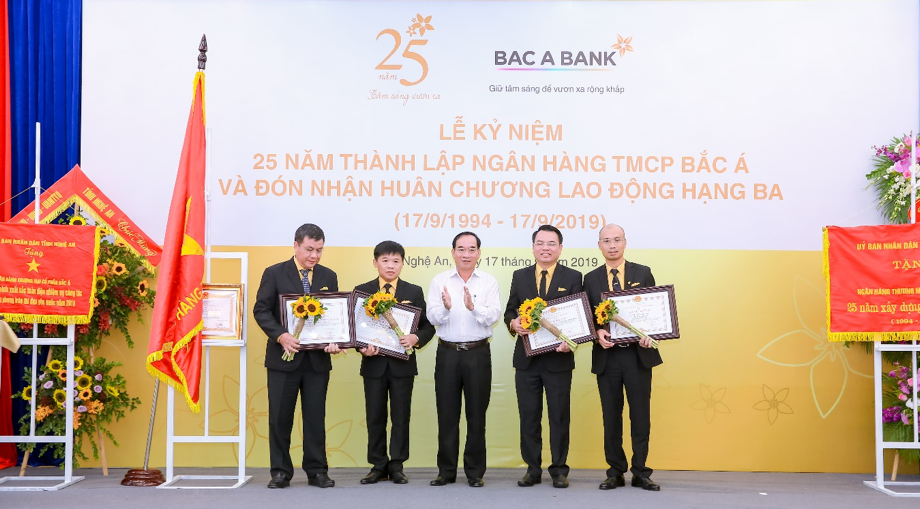 Đồng chí Hoàng Viết Đường, Phó Chủ tịch HĐND tỉnh Nghệ An trao tặng Bằng khen của UBND tỉnh Nghệ An cho 5 tập thể và cá nhân xuất sắc của Ngân hàng TMCP Bắc Á vì những thành tích xuất sắc trong sự nghiệp xây dựng và phát triển kinh tế tỉnh Nghệ An.